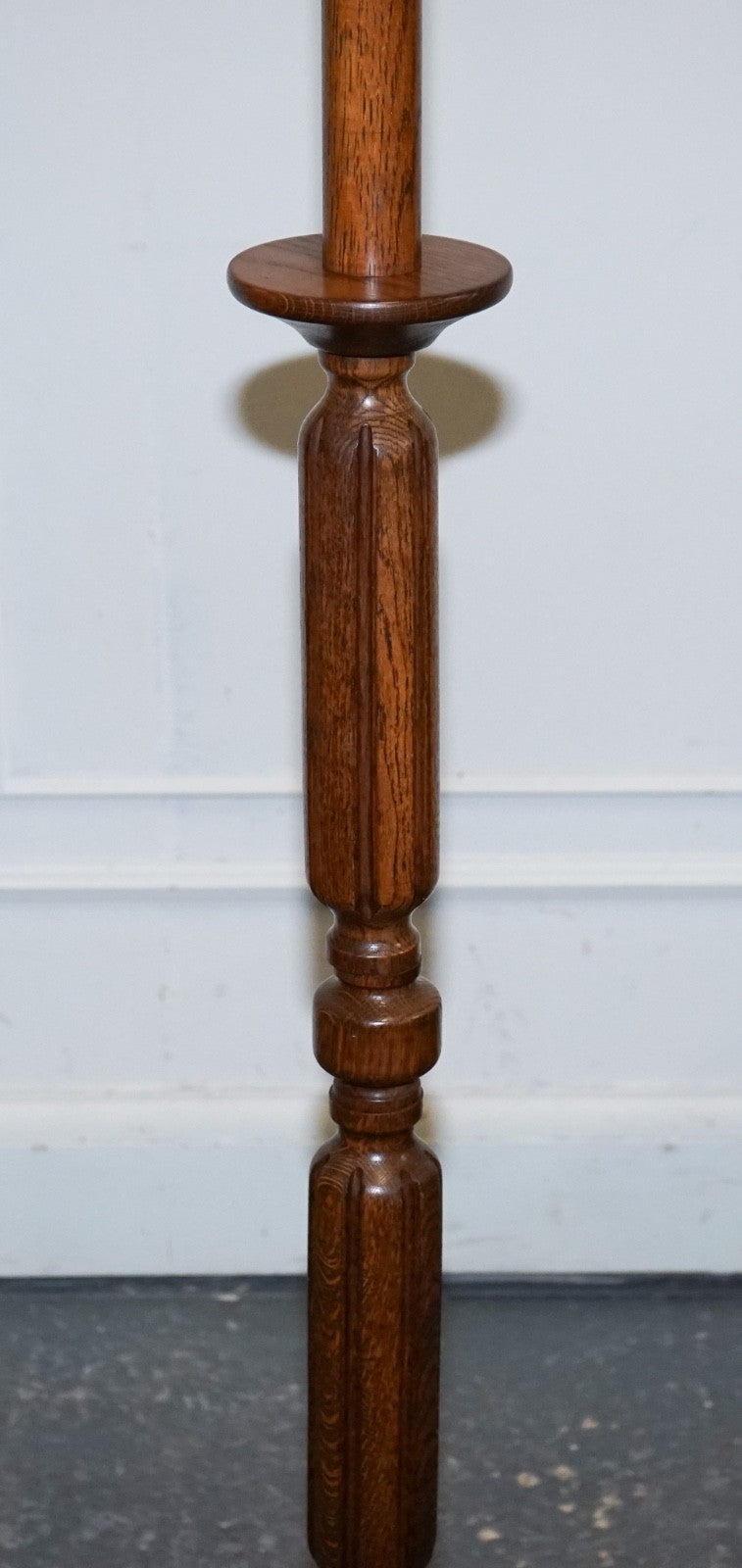 ANTIQUE CIRCA 1910 SOLID OAK STANDARD FLOOR LAMP WITH ROUND BASE