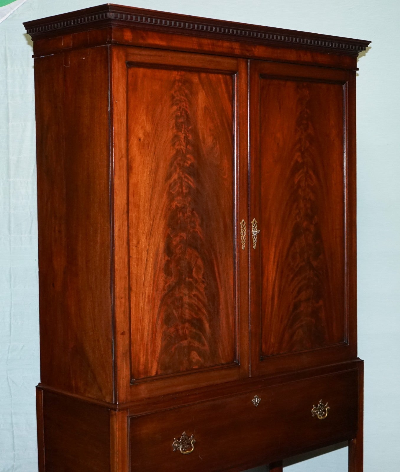 MILLAR & BEATTY ANTIQUE IRISH GEORGIAN STYLE HARDWOOD WARDROBE LINEN PRESS