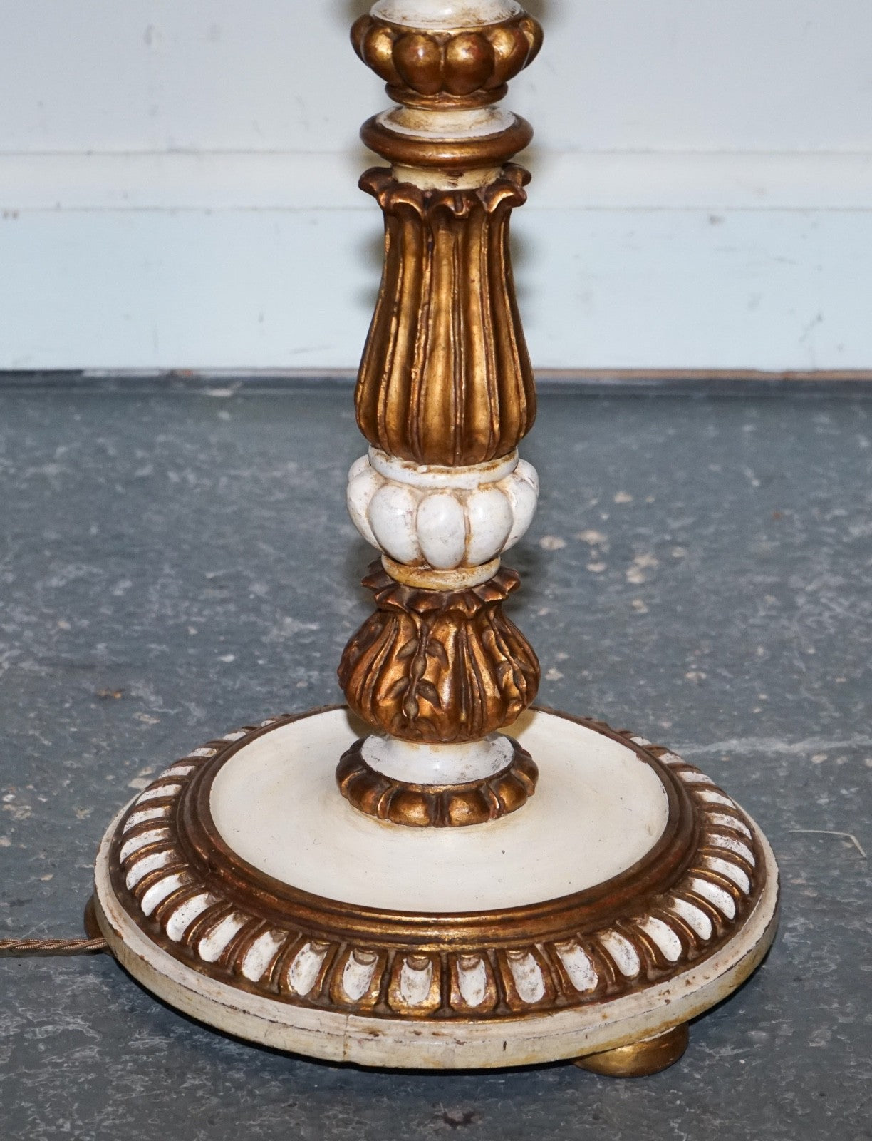 ITALIAN FLORENTINE STYLE CARVED & HAND PAINTED WHITE & GILT STANDARD FLOOR LAMP