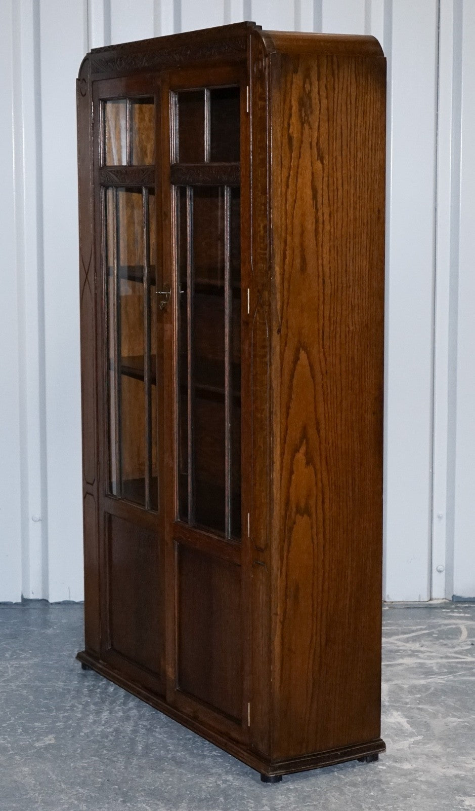 ANTIQUE CIRCA 1920'S ENGLISH OAK ART DECO CARVED BOOKCASE CABINET