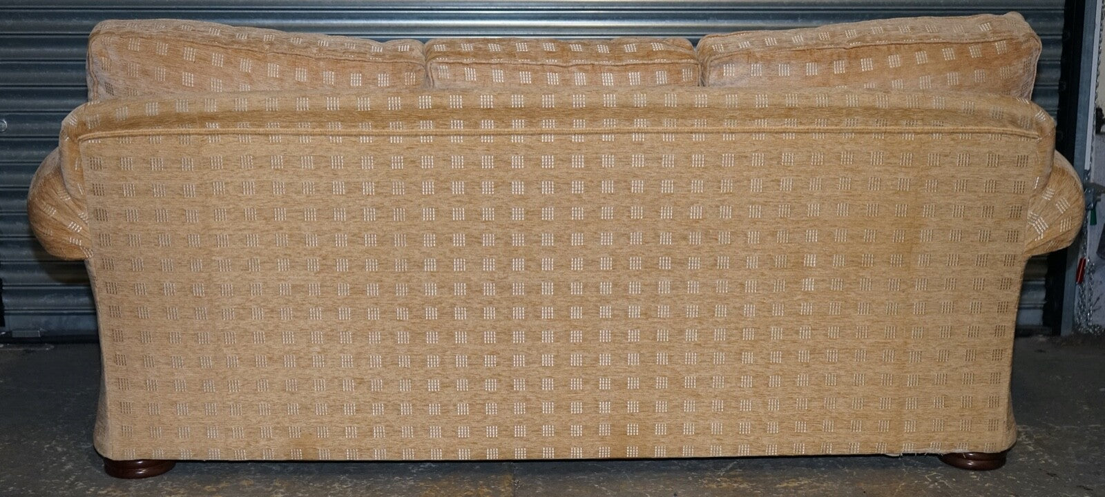 STUNNING DURESTA THREE SEATER WALDORF SOFA IN GOLD CHECKERED FABRIC