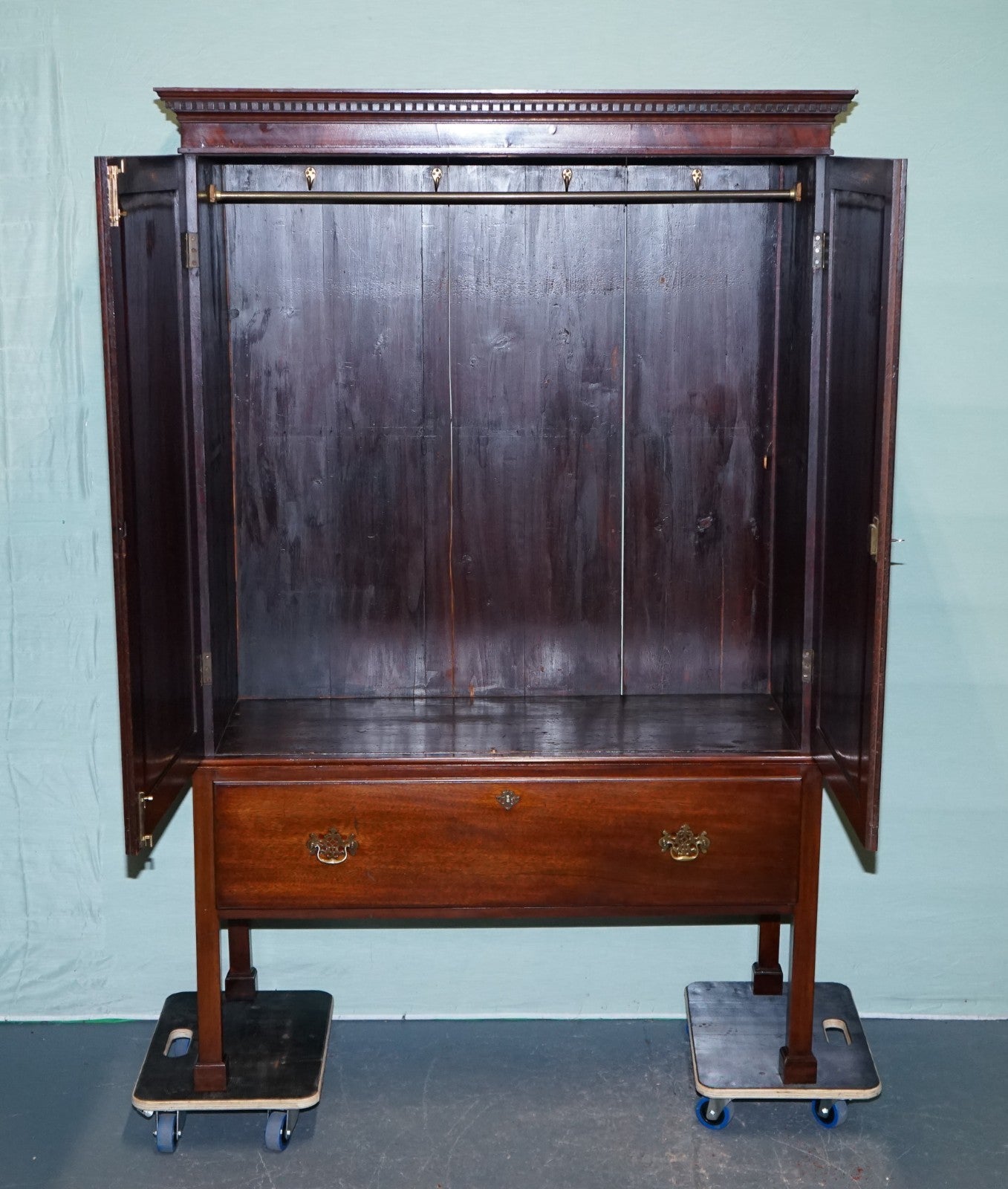 MILLAR & BEATTY ANTIQUE IRISH GEORGIAN STYLE HARDWOOD WARDROBE LINEN PRESS