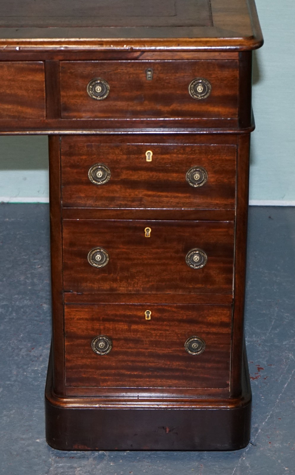 ANTIQUE VICTORiAN HARDWOOD PEDESTAL DESK WITH TOOLED LEATHER TOP