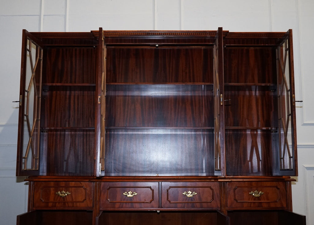 VINTAGE GEORGIAN STYLE FLAMED HARDWOOD BREAKFRONT DISPLAY CABiNET BOOKCASE
