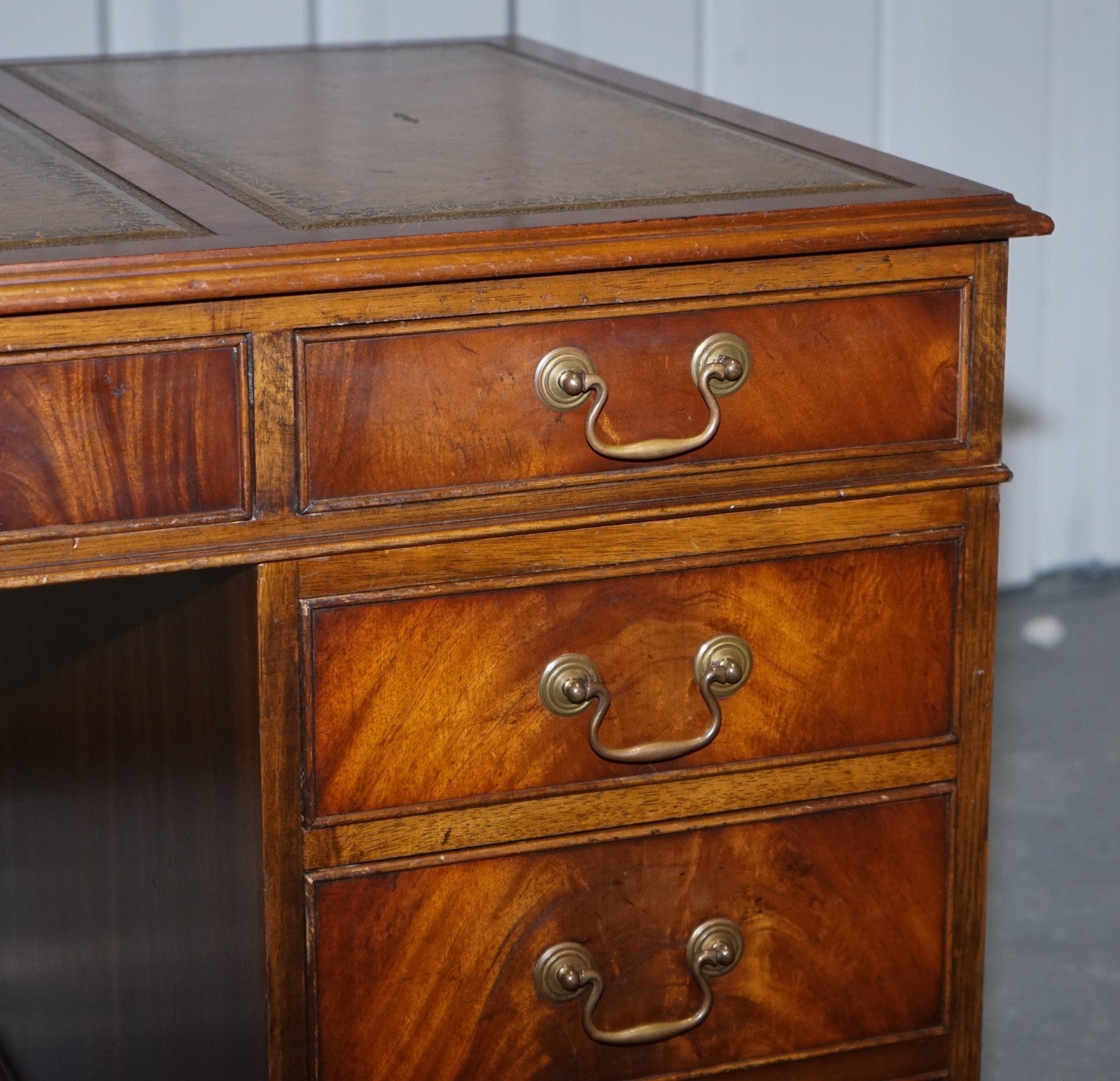 LOVELY BEVAN FUNNELL VINTAGE PEDESTAL DESK WITH HUNTER GREEN LEATHER