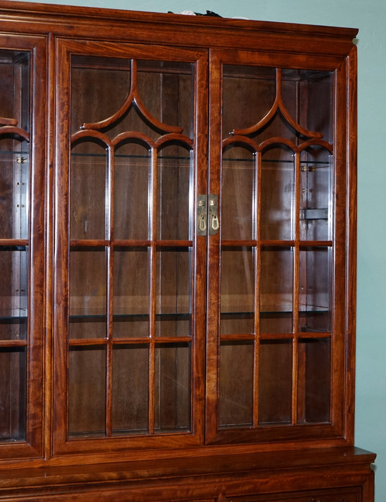 LARGE VINTAGE ORIENTAL CHINESE CARVED SOLID BOOKCASE DISPLAY CABINET WITH LIGHTS