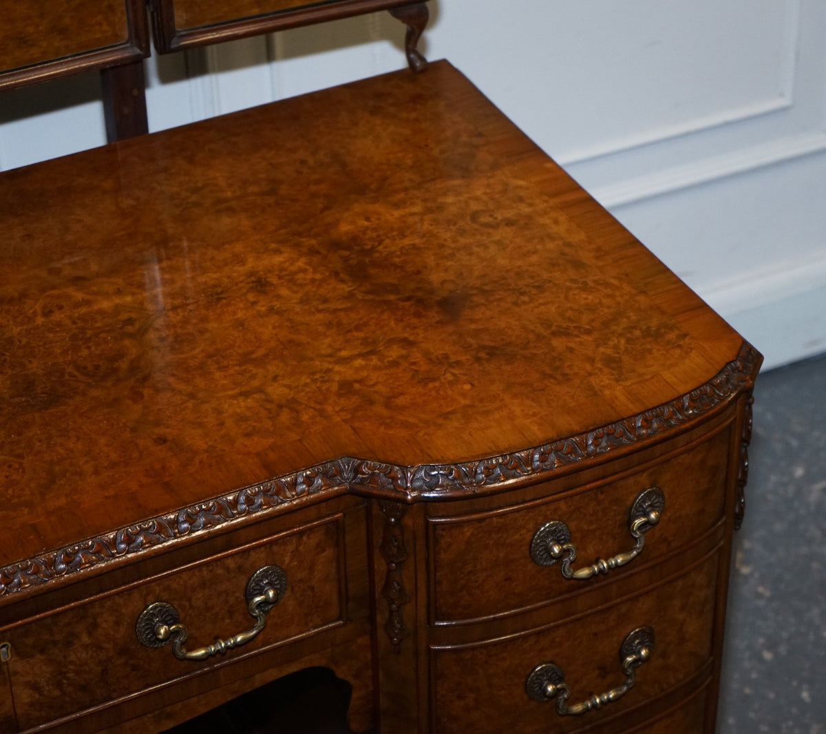 FINE ANTIQUE 1920'S BURR WALNUT HAND CARVED DRESSING TABLE WITH  FOLDING MIRRORS