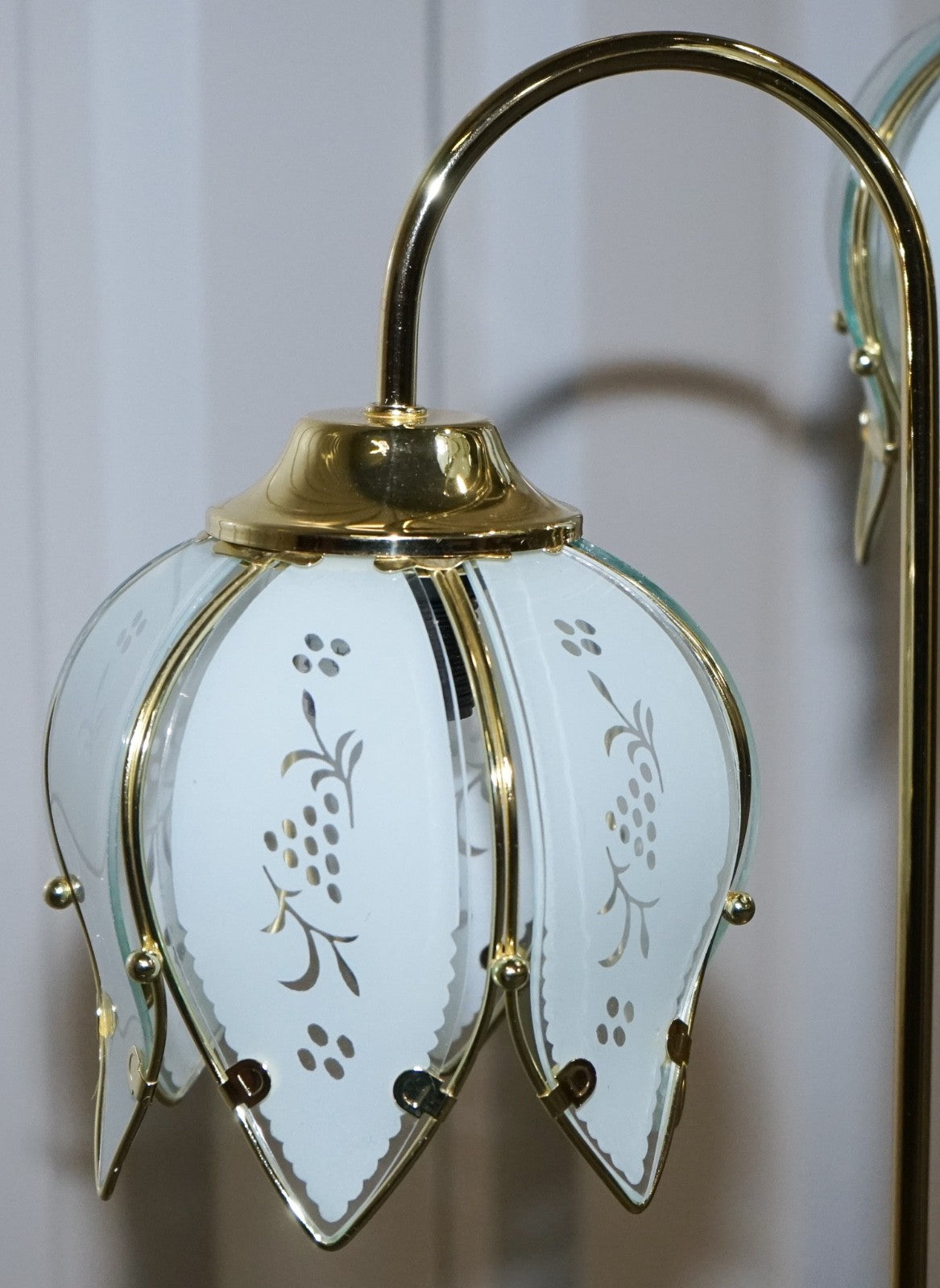 VINTAGE MID CENTRY HOLLYWOOD REGENCY BRASS WHITE TULIP GLASS FLOOR LAMP