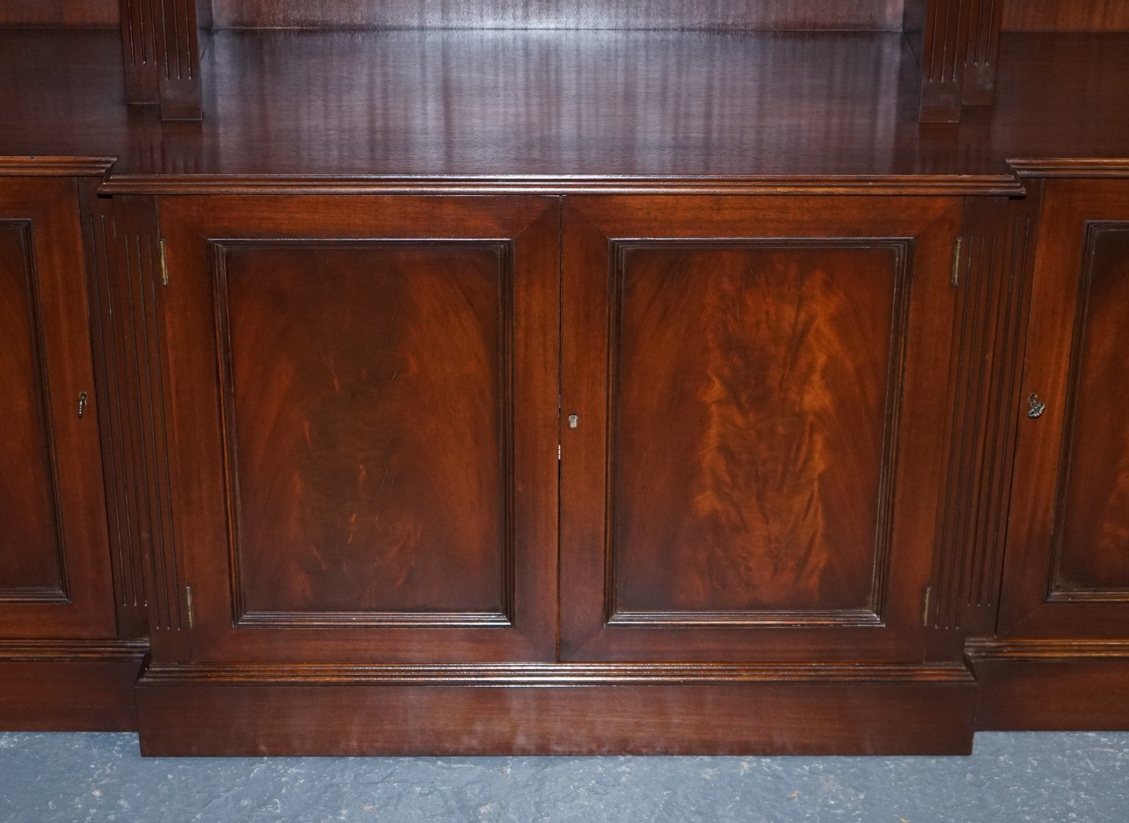 REGENCY STYLE BREAKFRONT OPEN BOOKCASE DISPLAY CABINET SHELVES & CUPBOARDS