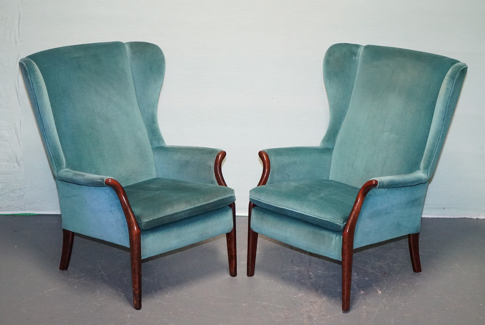MID CENTURY VINTAGE PAIR OF PARER KNOLL FROXFIELD BLUE FABRIC WINGBACK ARMCHAIRS