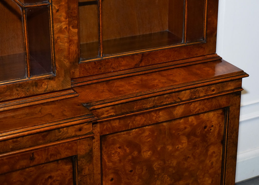 STUNNING LARGE GEORGIAN STYLE BURR WALNUT BREAKFRONT DISPLAY CABINET BOOKCASE