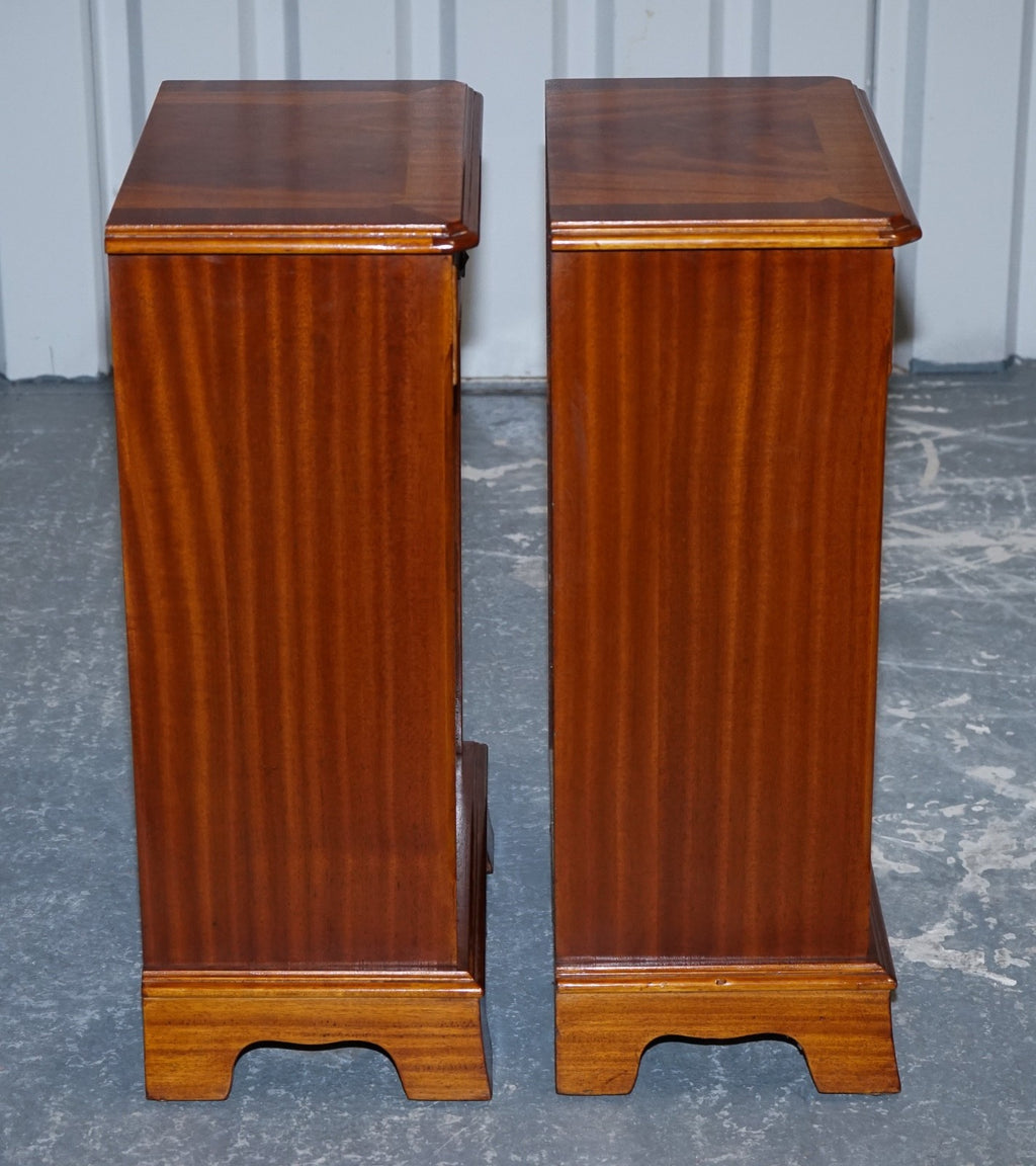 VINTAGE PAIR OF GEORGIAN STYLE WALNUT BEDSIDES NIGHTSTANDS SIDE TABLES