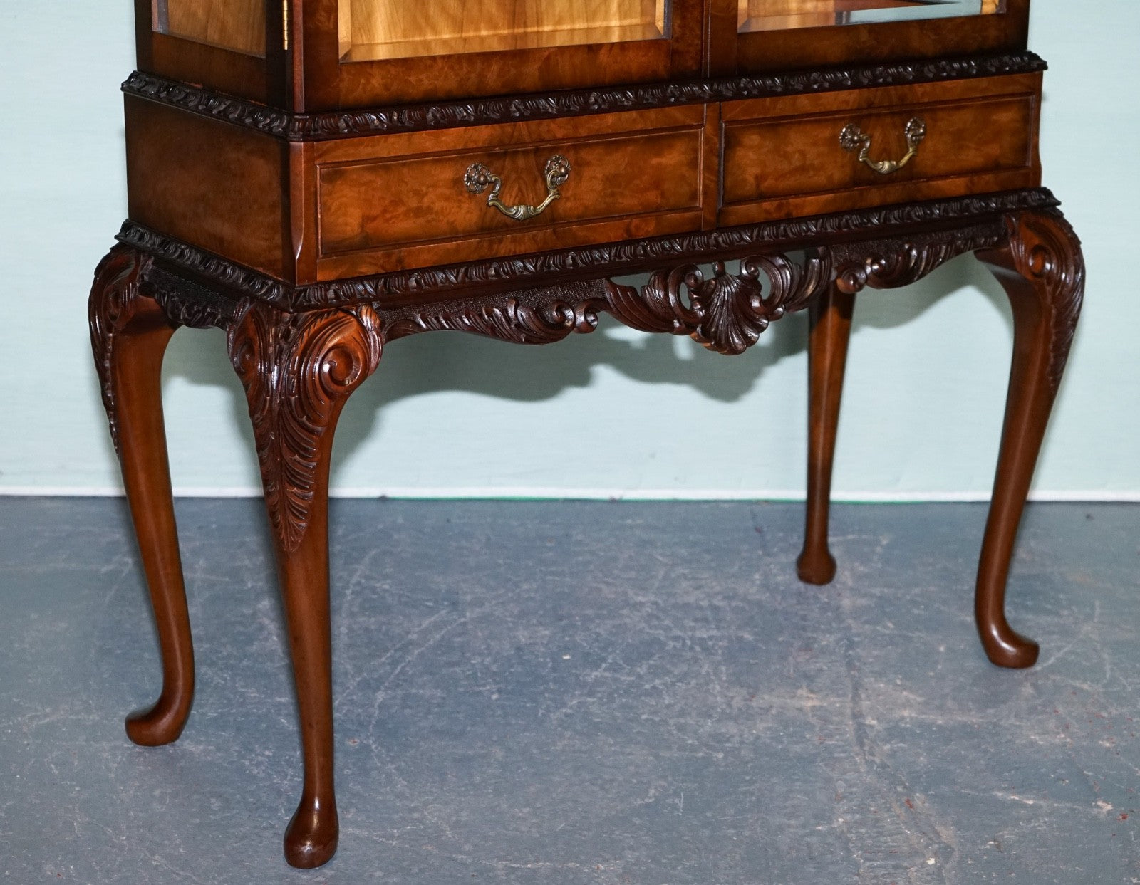 VINTAGE CARVED QUEEN ANNE STYLE DISPLAY CABiNET BOOKCASE