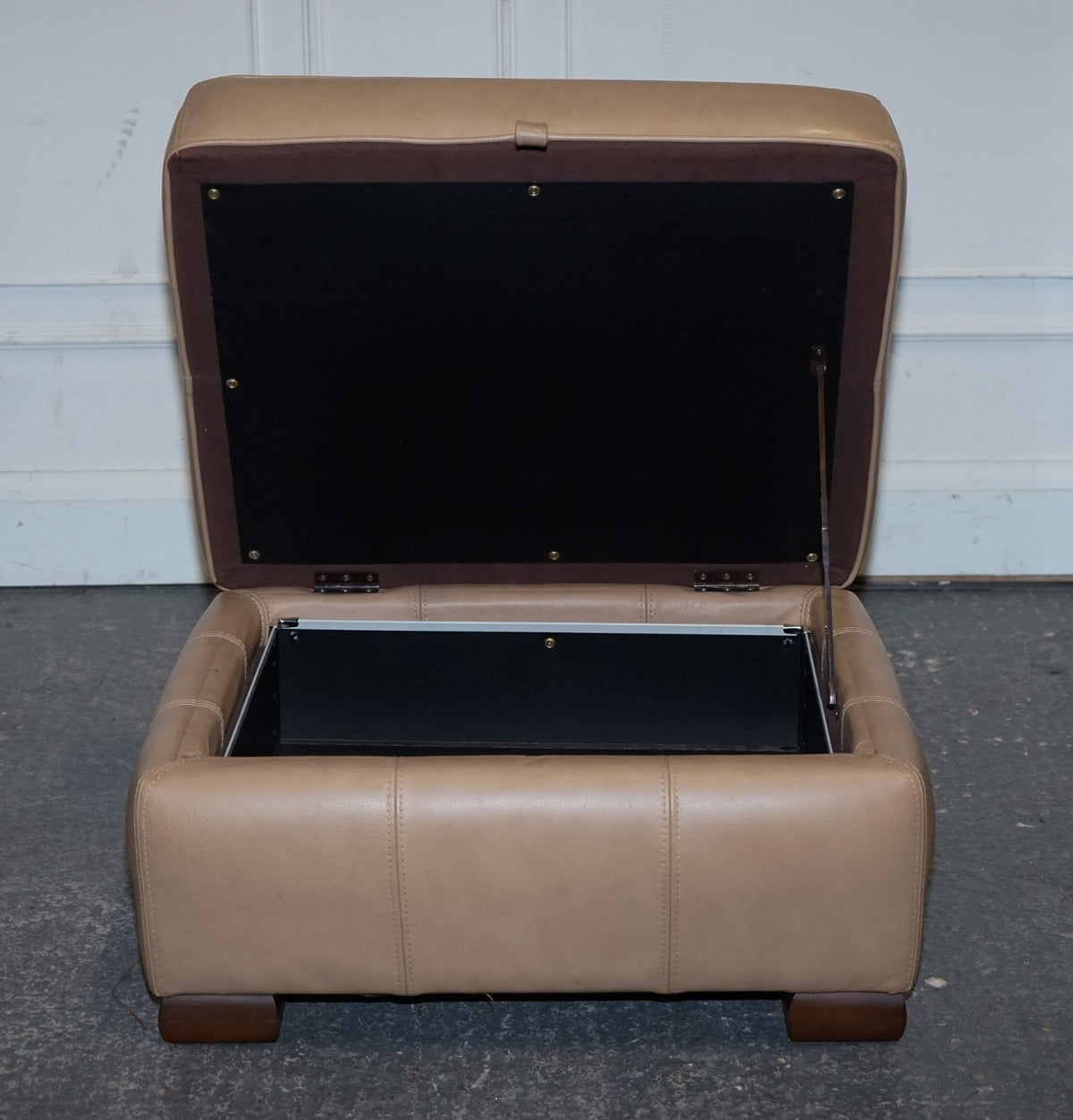 FINE LATTE BROWN LEATHER OTTOMAN FOOTSTOOL WITH STORAGE BY MULTIYORK ENGLAND