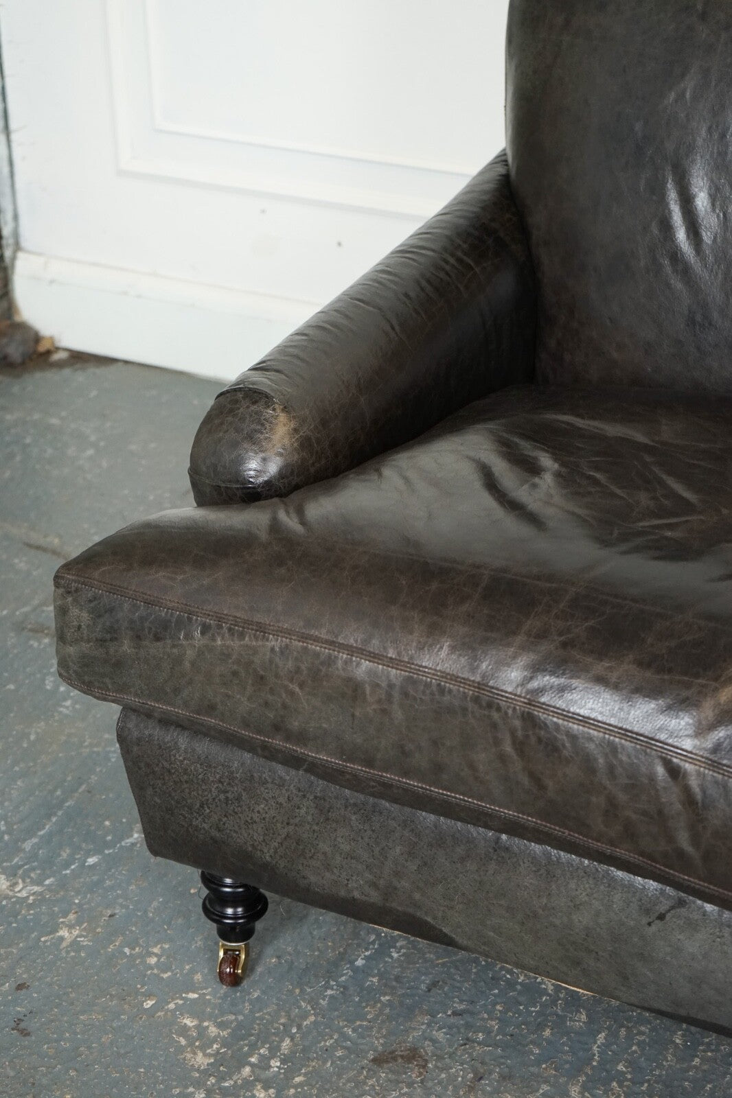 EXQUiSITE HOWARD STYLE HERITAGE GREY LEATHER SOFA (2/2) J1