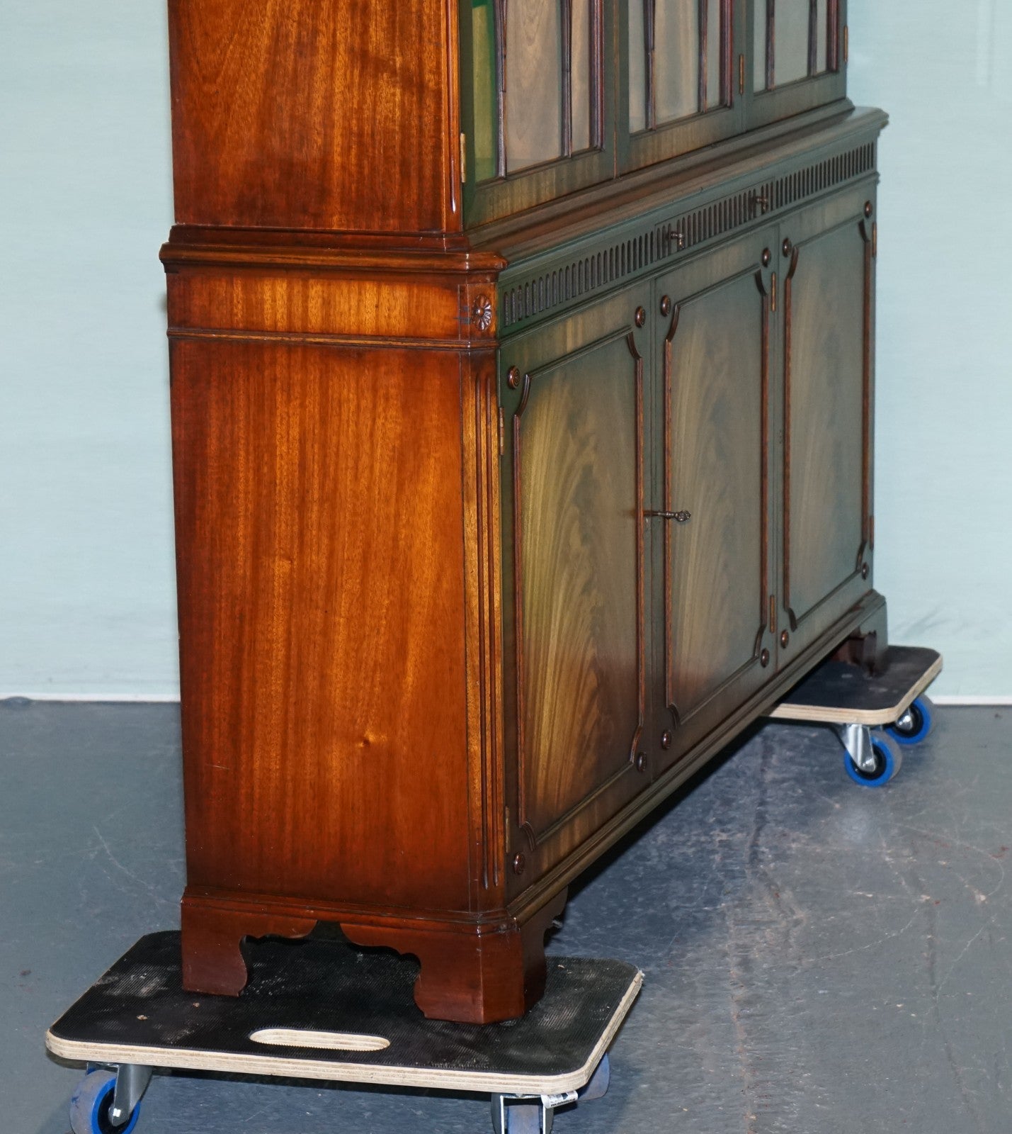 ViNTAGE BEVAN FUNNELL HARDWOOD BREAKFRONT BOOKCASE DISPLAY CABINET