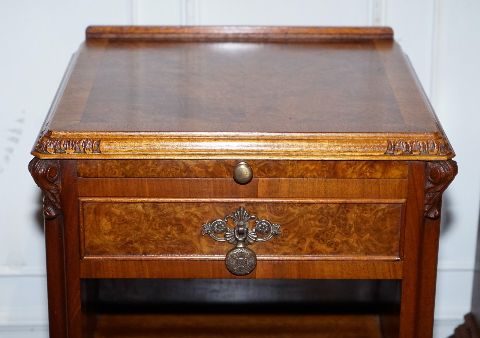 ANTIQUE RESTORED PAIR OF 1920S ART DECO QUEEN ANNE BEDSIDE TABLES NIGHTSTANDS