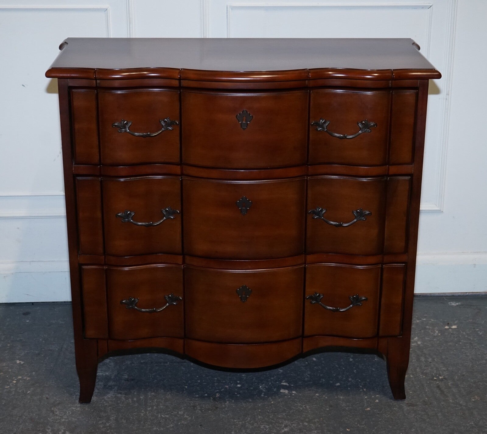 RALPH LAUREN VINTAGE GEORGIAN STYLE SERPENTINE FRONTED HARDWOOD CHEST OF DRAWERS
