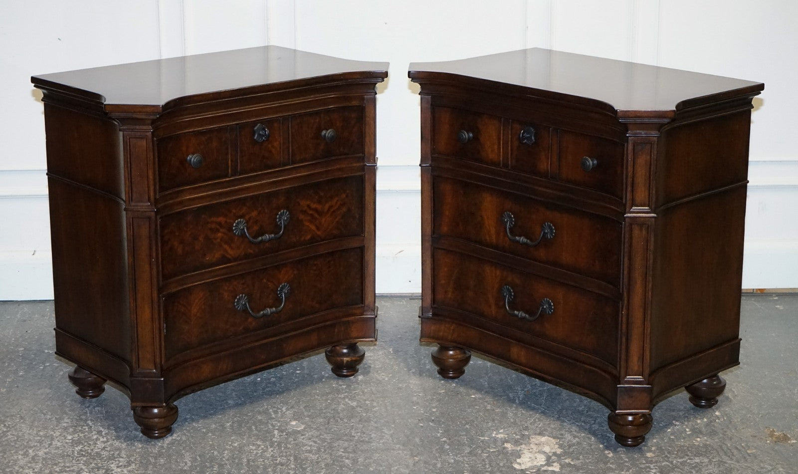 LARGE PAIR OF AMERICAN THOMASVILLE TRINIDAD NIGHTSTANDS BEDSIDE TABLES