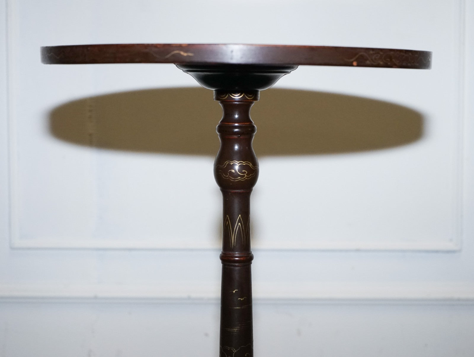 ANTIQUE CHINOISERIE LACQUERED HAND PAINTED SIDE END WINE LAMP TABLE