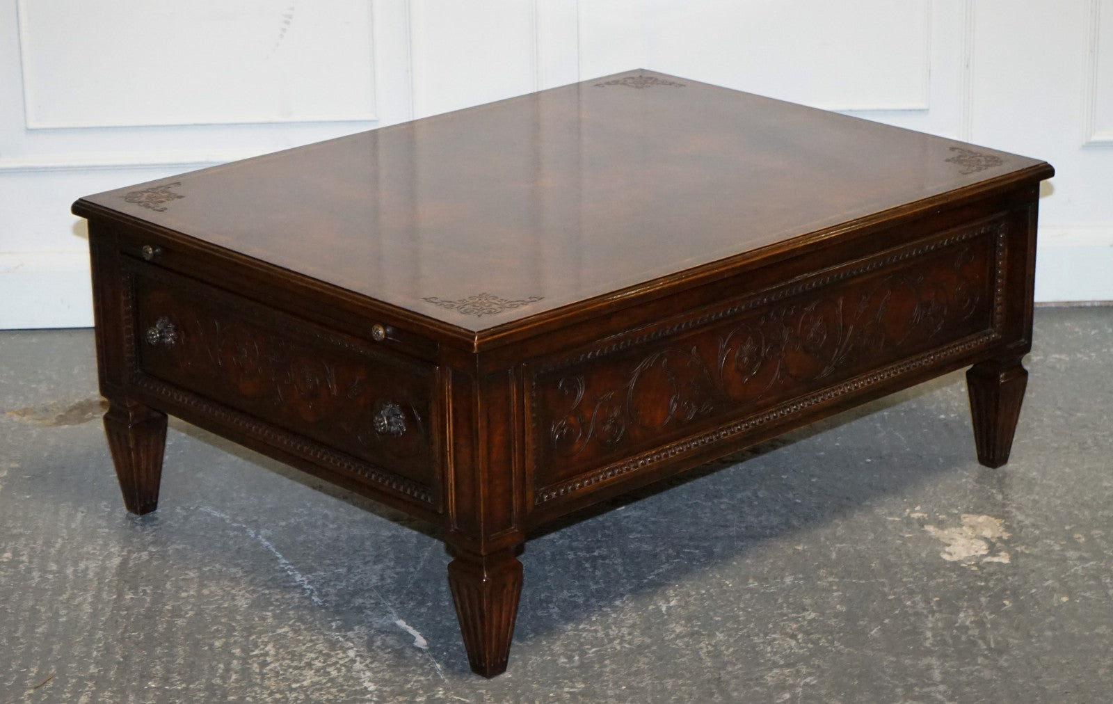 STUNNING AMERICAN THEODORE ALEXANDER COFFEE TABLE TWO DRAWERS & BUTLER TRAYS