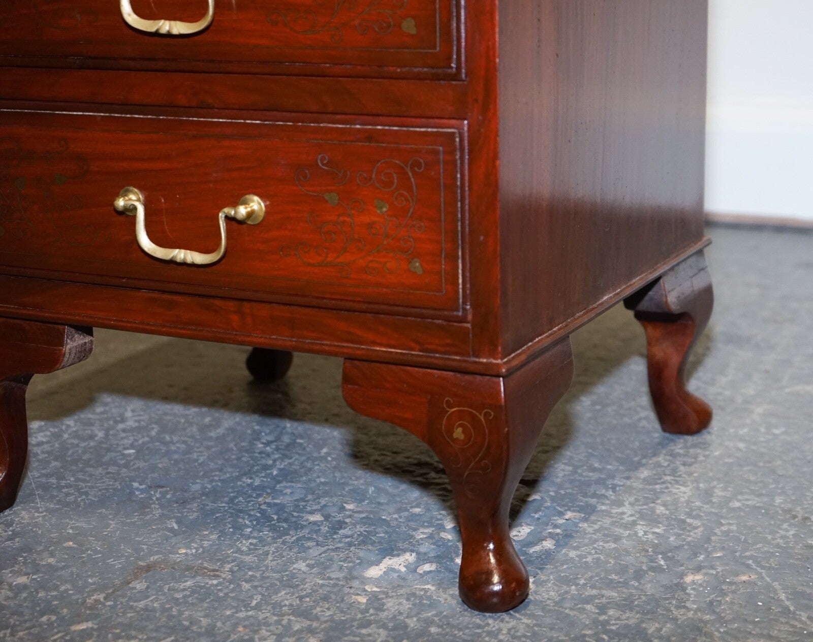STUNNING PAIR OF BRASS INLIAD ANGLO INDIAN BEDSIDE TABLES NIGHTSTANDS