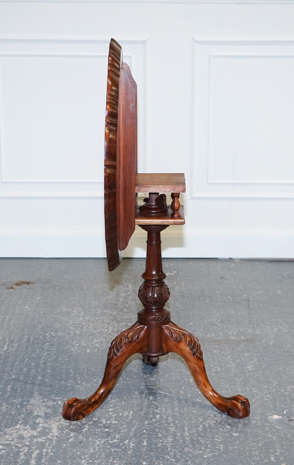 LOVELY LARGE HARDWOOD LARGE PIE CRUST TILT TOP SIDE WINE PLANT LAMP TABLE