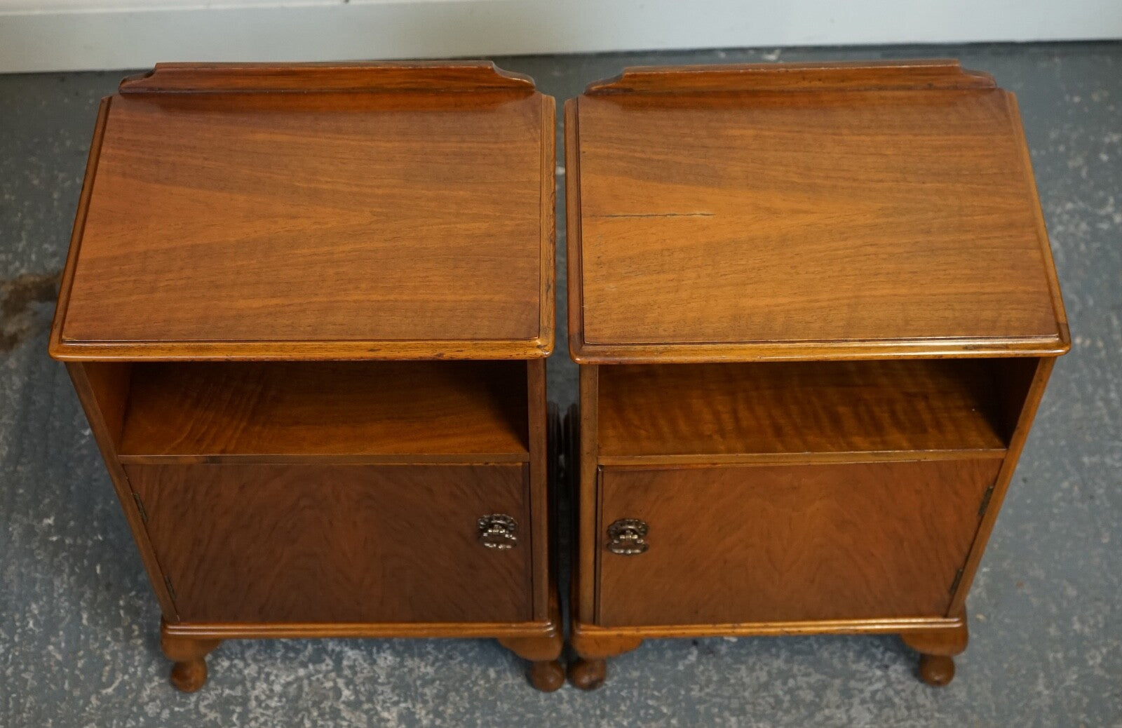 PAIR ART WALNUT DECO BEDSIDE NIGHTSTANDS WITH CUPBOARD QUEEN ANNE LEGS J1