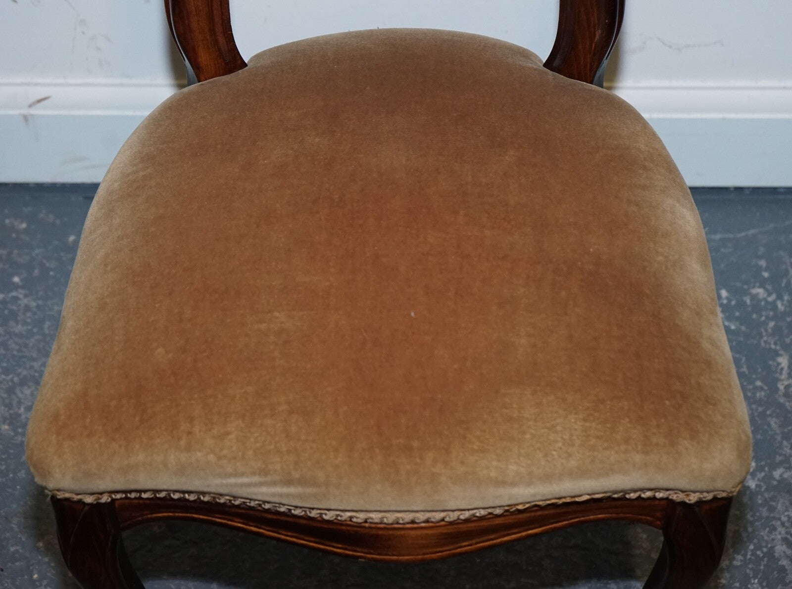VINTAGE SET OF FOUR WOODEN BALLOON BACK DINING CHAIRS WITH VELVET SEAT