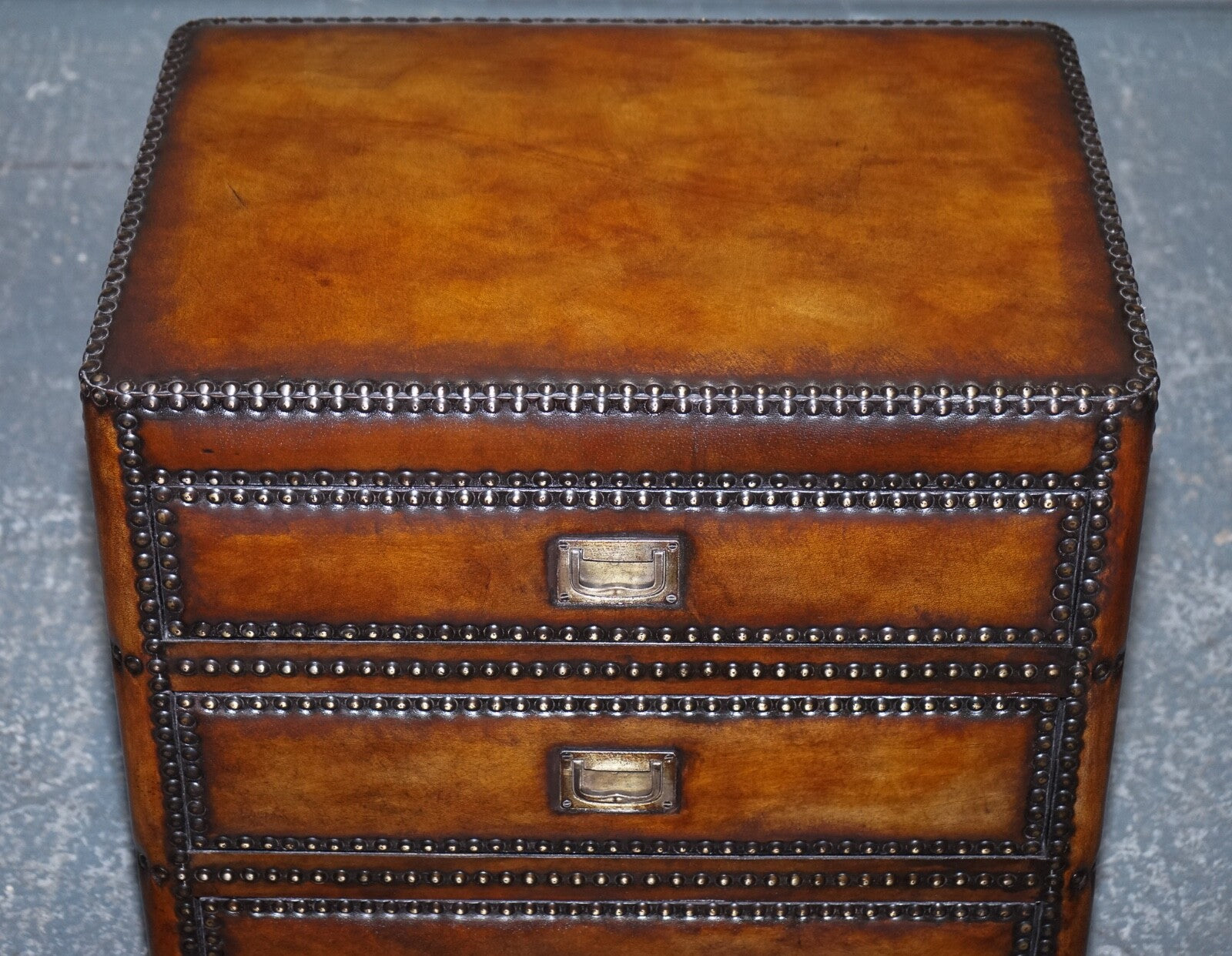 LUXURY PAIR OF RESTORED HAND DYED LEATHER MILITARY CAMPAIGN BEDSIDE NIGHTSTANDS