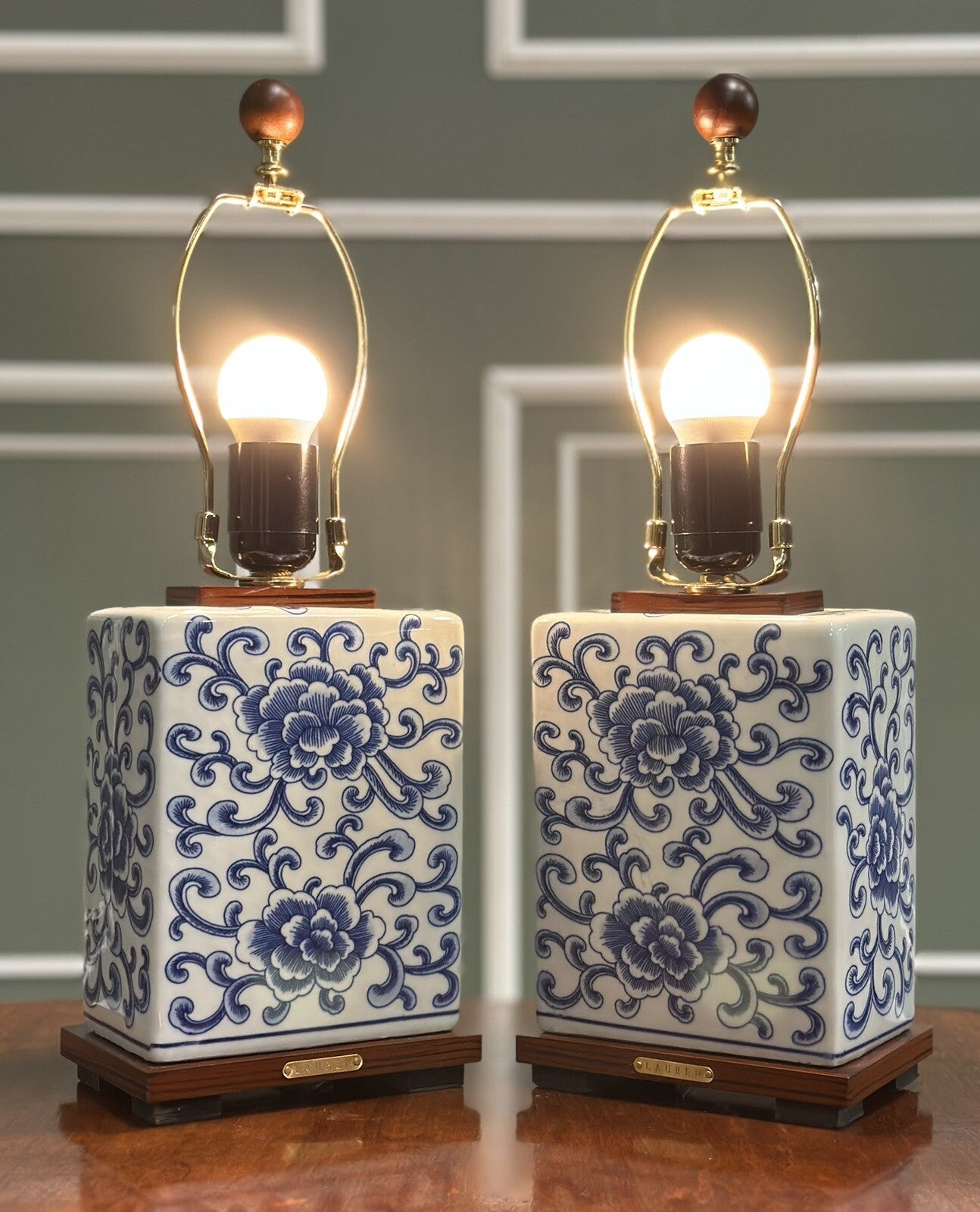 PAIR OF RALPH LAUREN BLUE & WHITE PORCELAIN TABLE LAMPS STUNNING CHINESE DESIGN