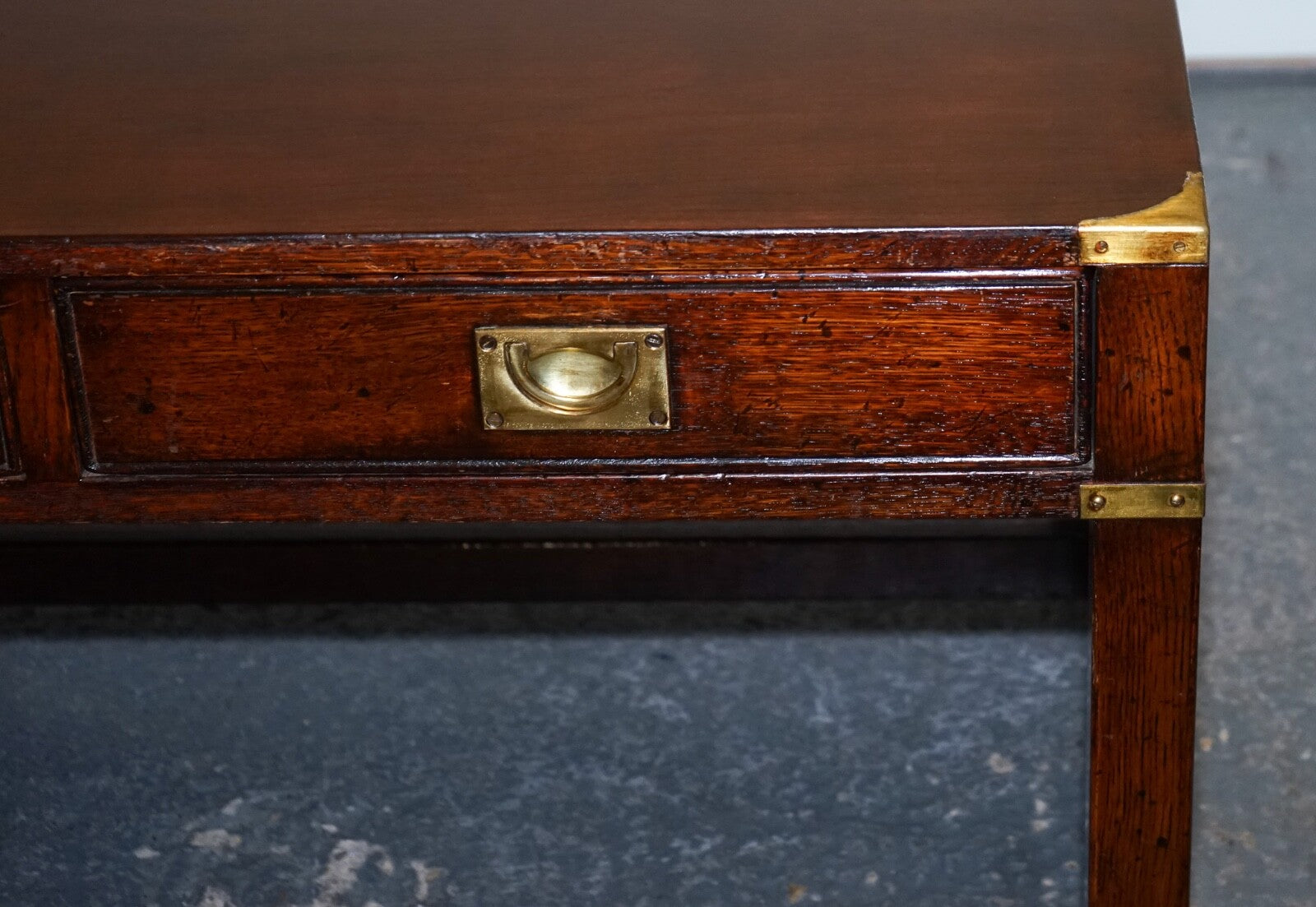 STUNNING MILITARY CAMPAIGN REH KENNEDY COFFEE TABLE WITH THREE DEEP DRAWERS