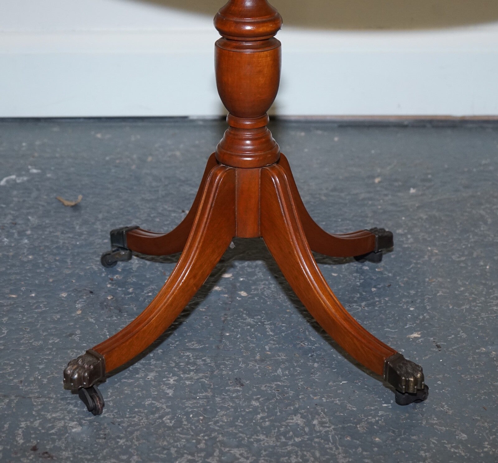 LOVELY VINTAGE OVAL BURR YEW WOOD SIDE TABLE ON TRIPOD LEGS