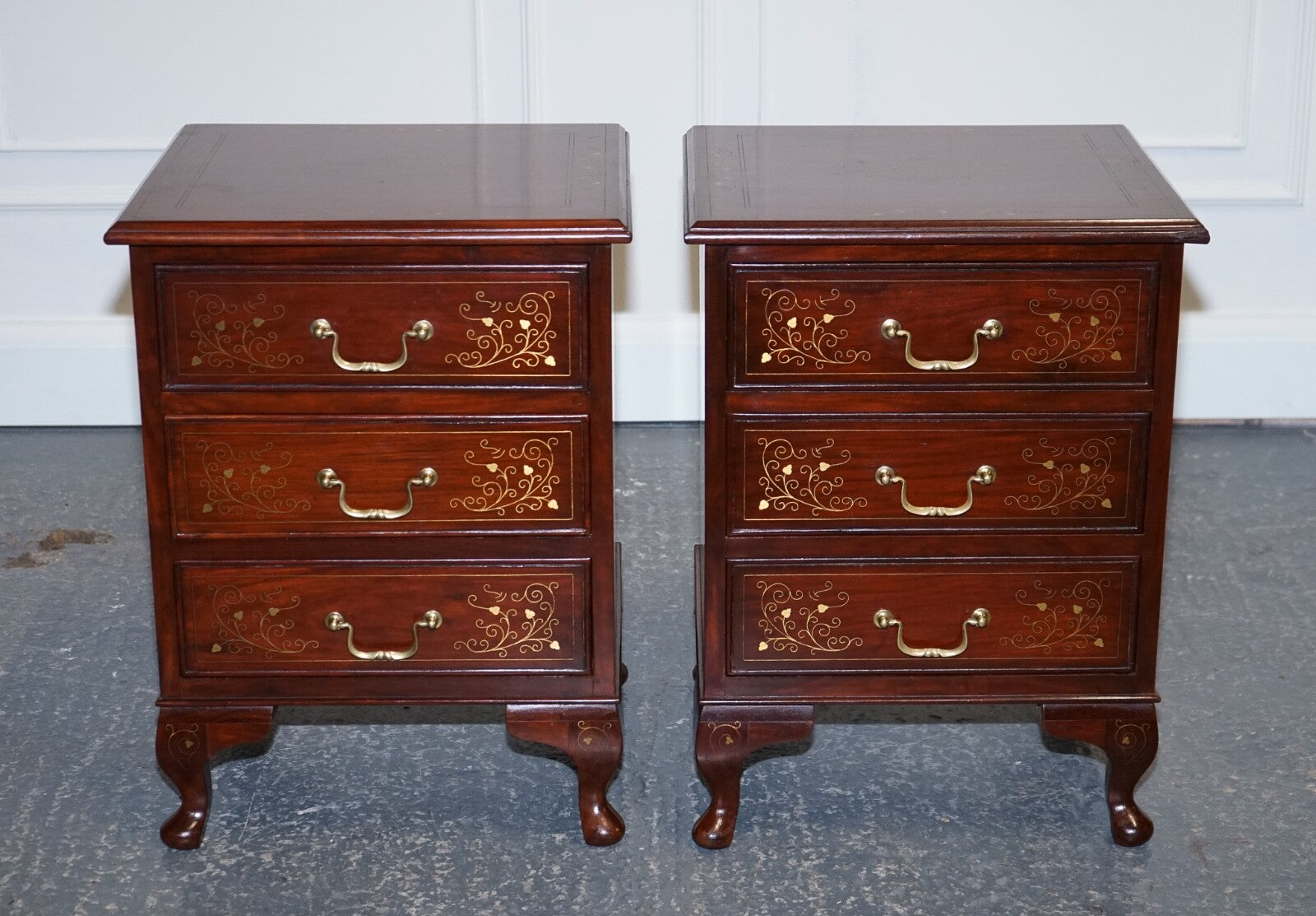 STUNNING PAIR OF BRASS INLIAD ANGLO INDIAN BEDSIDE TABLES NIGHTSTANDS