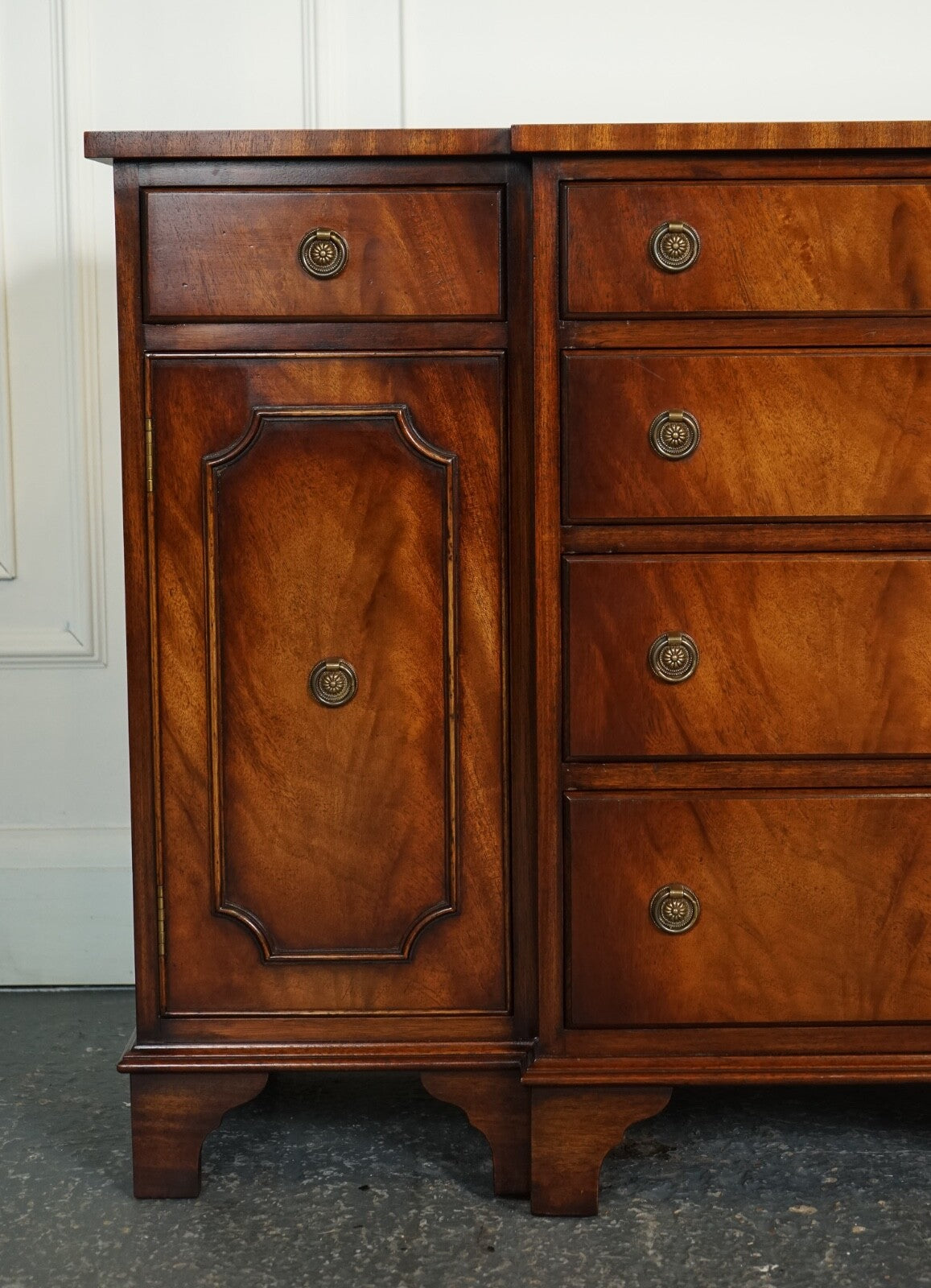 LOVELY BEVAN FUNNELL GEORGIAN STYLE FLAMED HARWOOD BUFFET SIDEBOARD J1