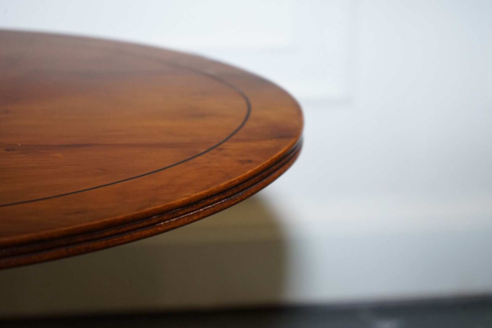 LOVELY VINTAGE OVAL BURR YEW WOOD SIDE TABLE ON TRIPOD LEGS