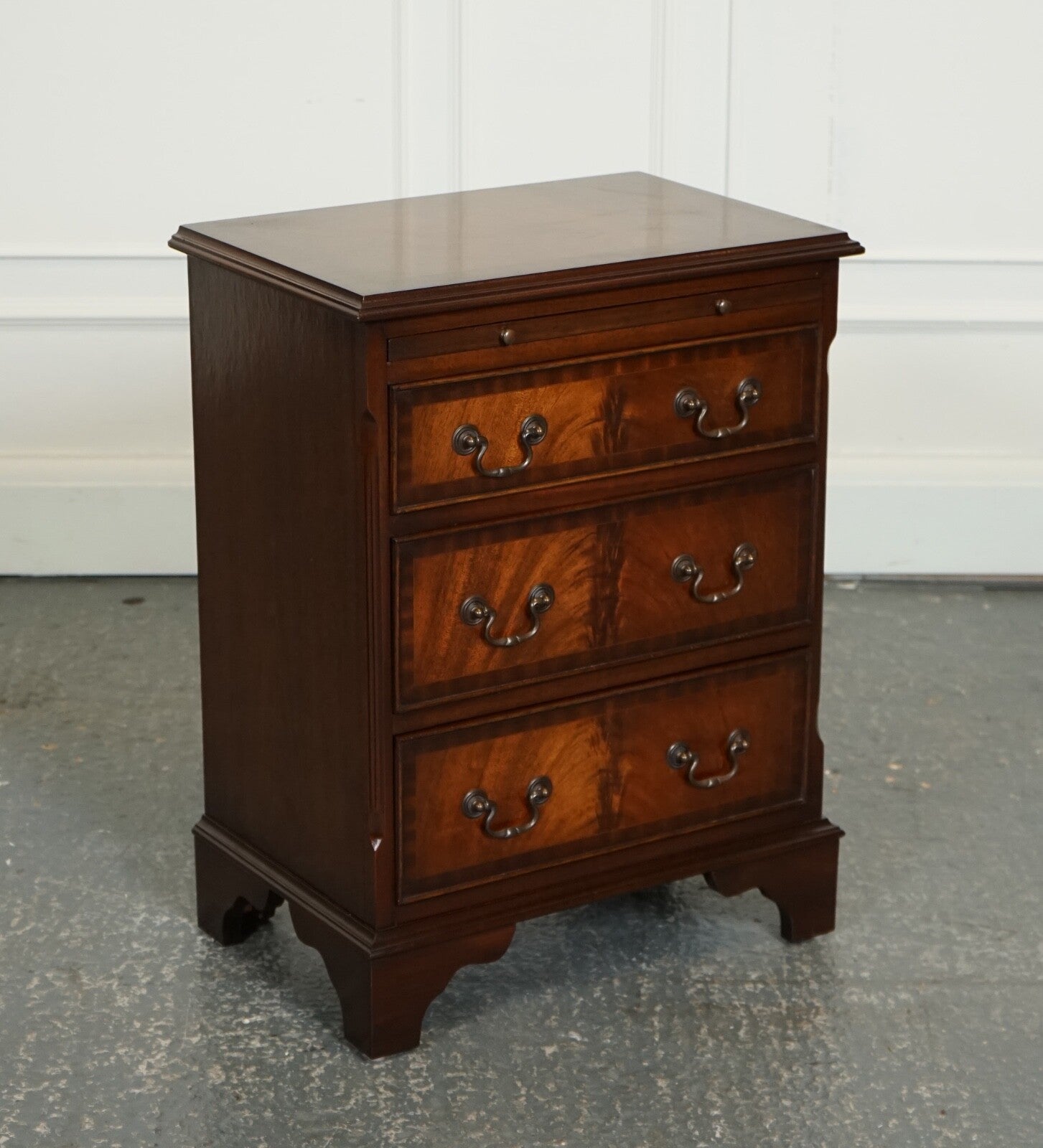 LOVELY GEORGIAN STYLE SMALL CHEST OF DRAWERS SIDE TABLE WITH BUTLER TRAY J1