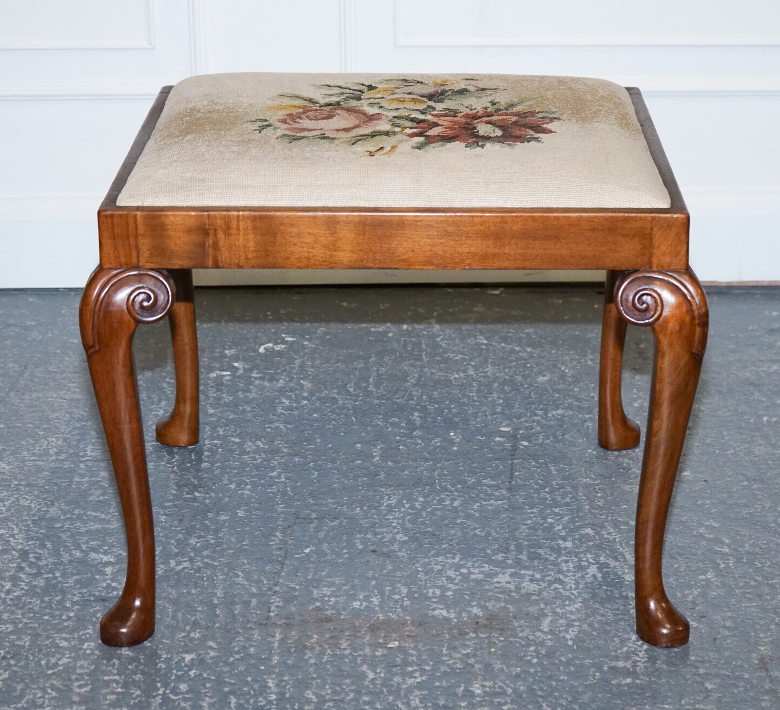 LOVELY DECORATIVE VICTORIAN HAND CARVED QUEEN ANNE LEGS PIANO STOOL