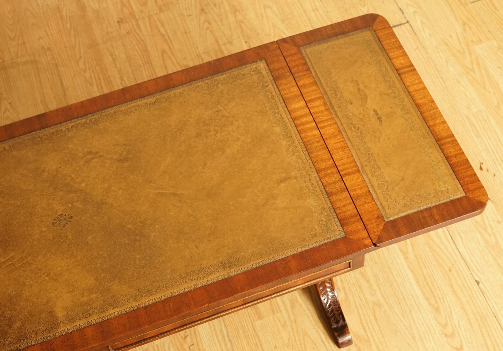 VINTAGE BEVAN FUNNELL EXTENDING MAHOGANY COFFEE TABLE WITH LEATHER TOP