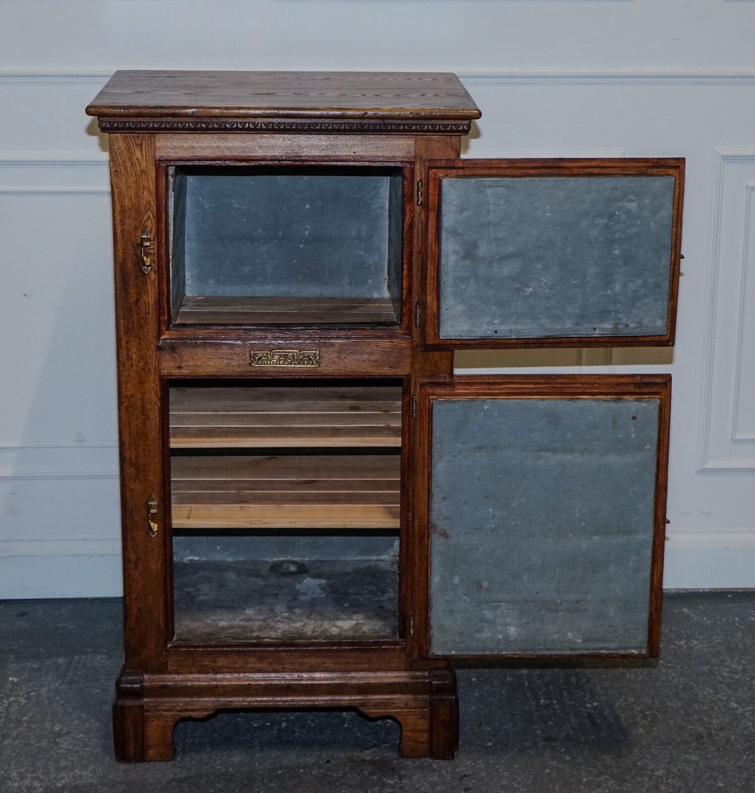 CIRCA 1900'S LARGE NORTH AMERICAN ALASKA MUSKEGON OAK LARDER ICE BOX COLLECTABLE