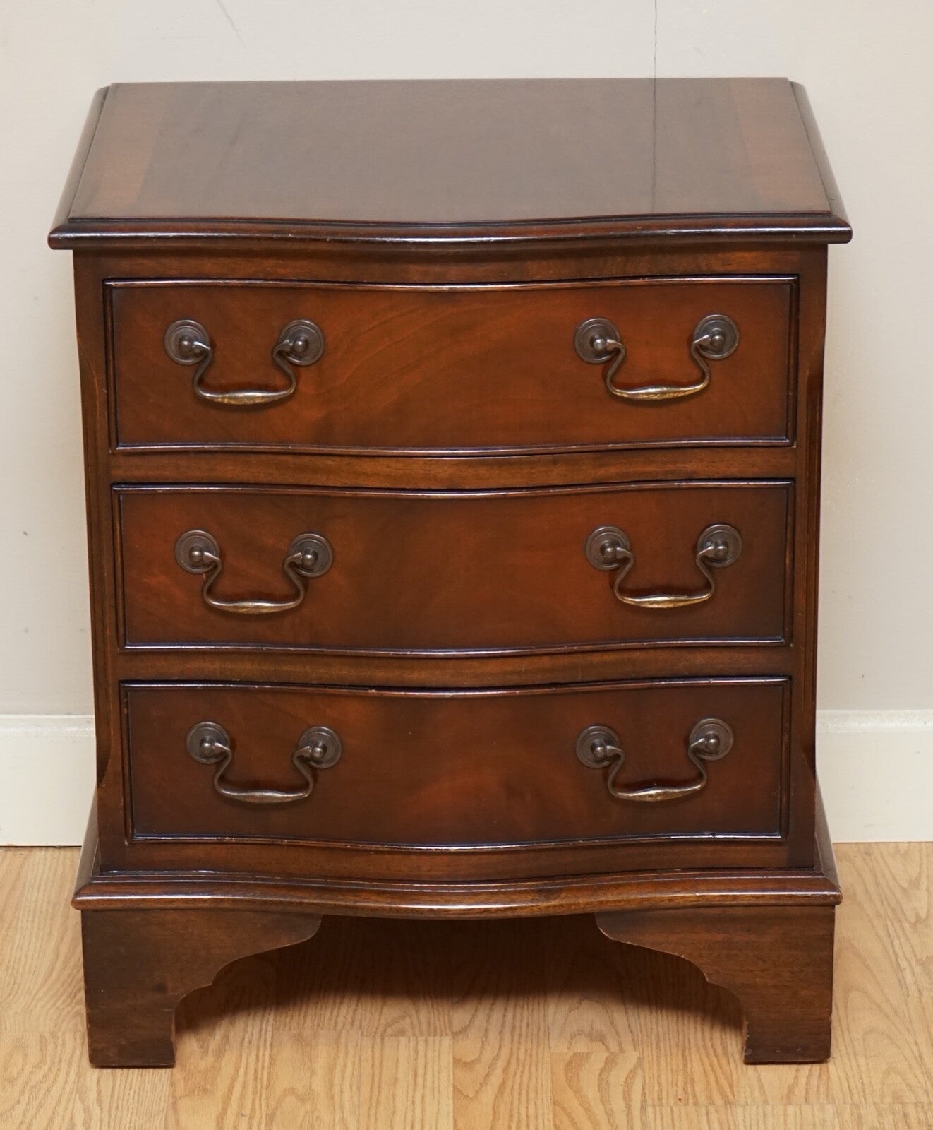 GEORGIAN STYLE MAHOGANY FLAME MAHOGANY CHEST OF DRAWERS