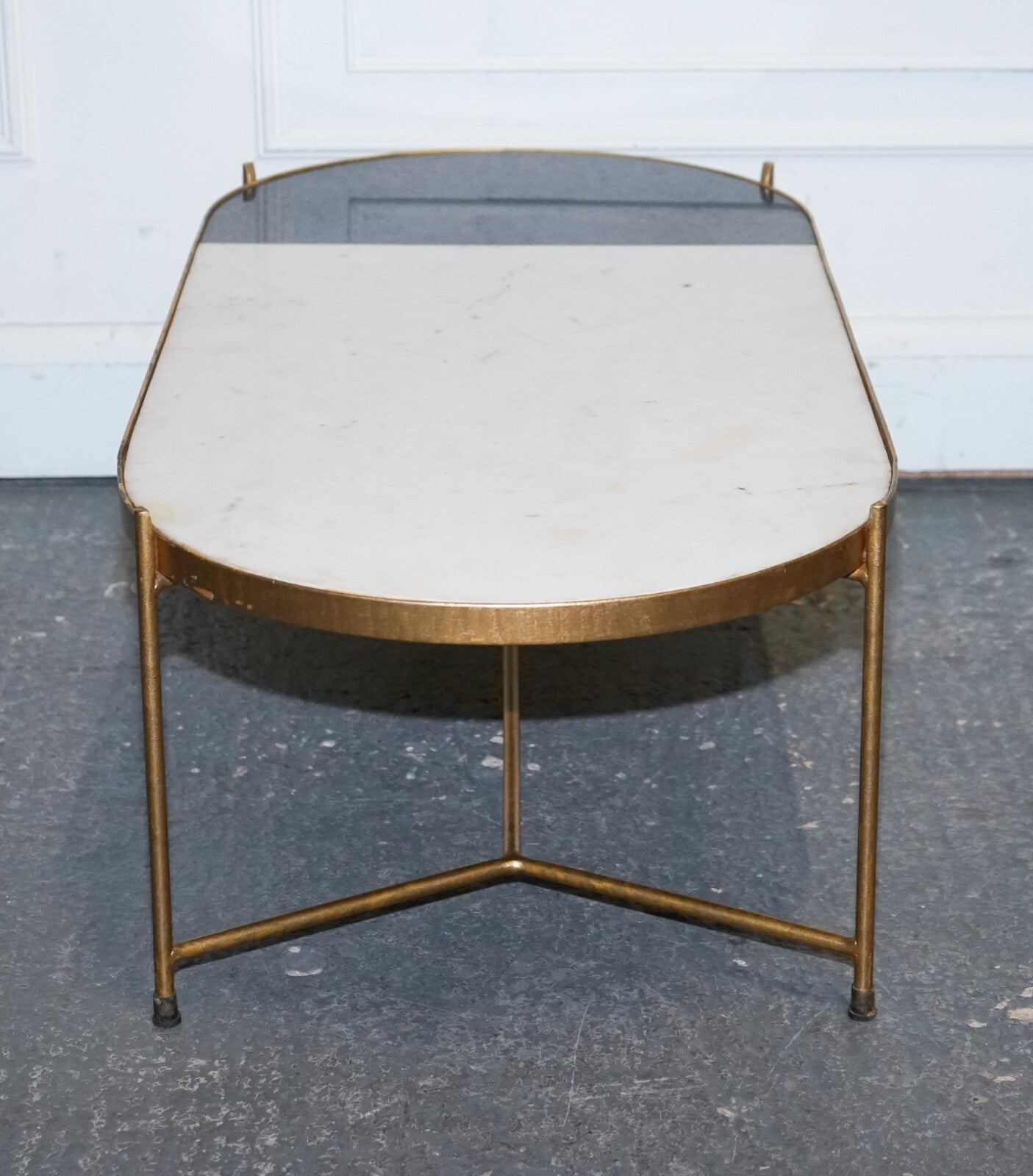 CONTEMPORARY ITALIAN TWO TONE MARBLE & LIMESTONE COFFEE TABLE ON METAL GOLD LEGS