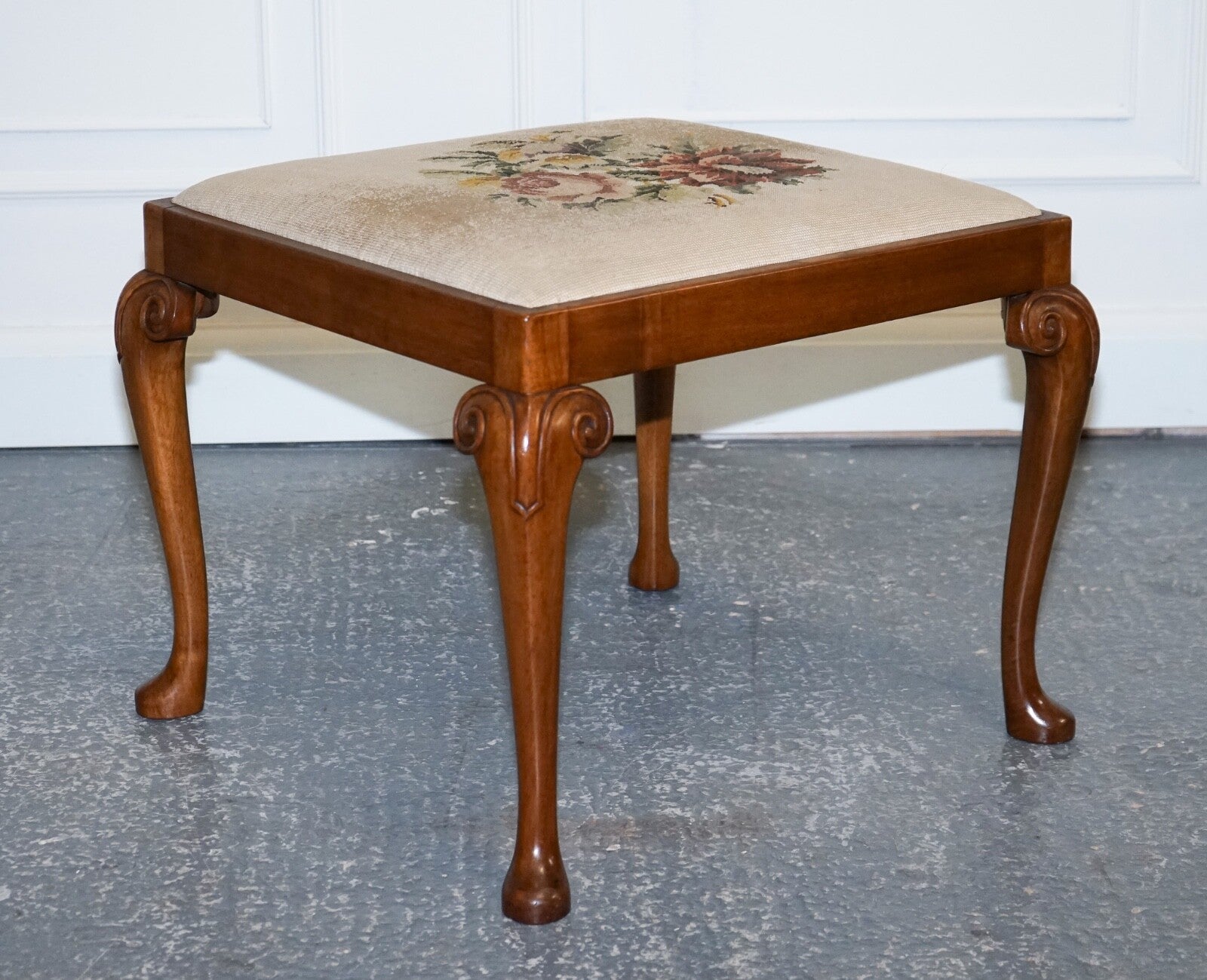 LOVELY DECORATIVE VICTORIAN HAND CARVED QUEEN ANNE LEGS PIANO STOOL