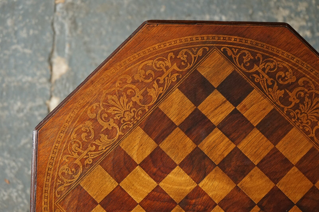 STUNNING ANTIQUE ITALIAN CHESS SIDE END LAMP TABLE WITH CARVED LEGS