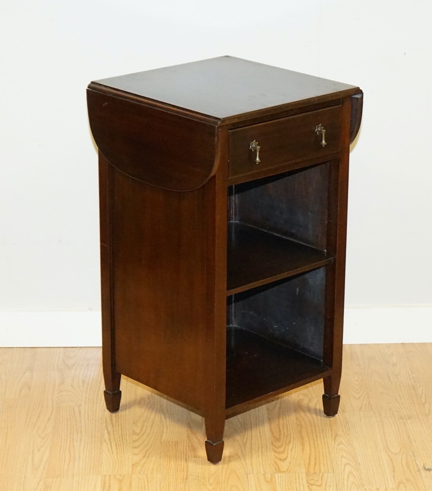LOVELY VINTAGE MAHOGANY SIDE END HARDWOOD TABLE WITH DRAWER AND SHELFS