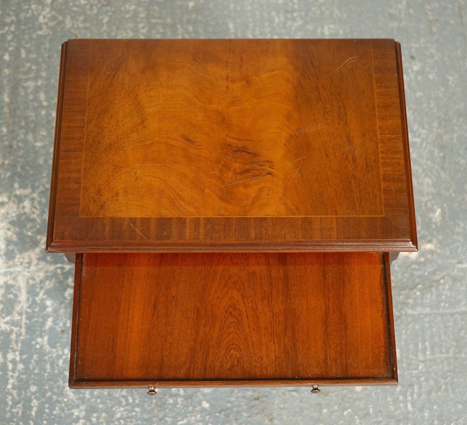 LOVELY GEORGIAN STYLE SMALL CHEST OF DRAWERS SIDE TABLE WITH BUTLER TRAY J1