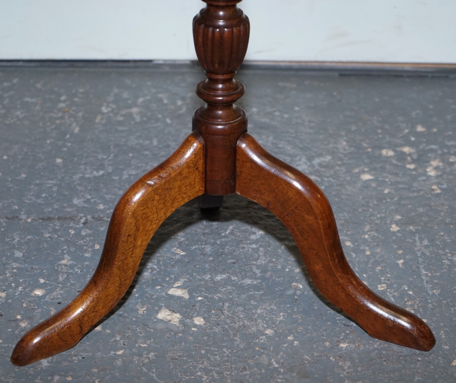 LOVELY VINTAGE GREEN LEATHER TOP PLANT WINE SIDE STAND ON TRIPOD FEET
