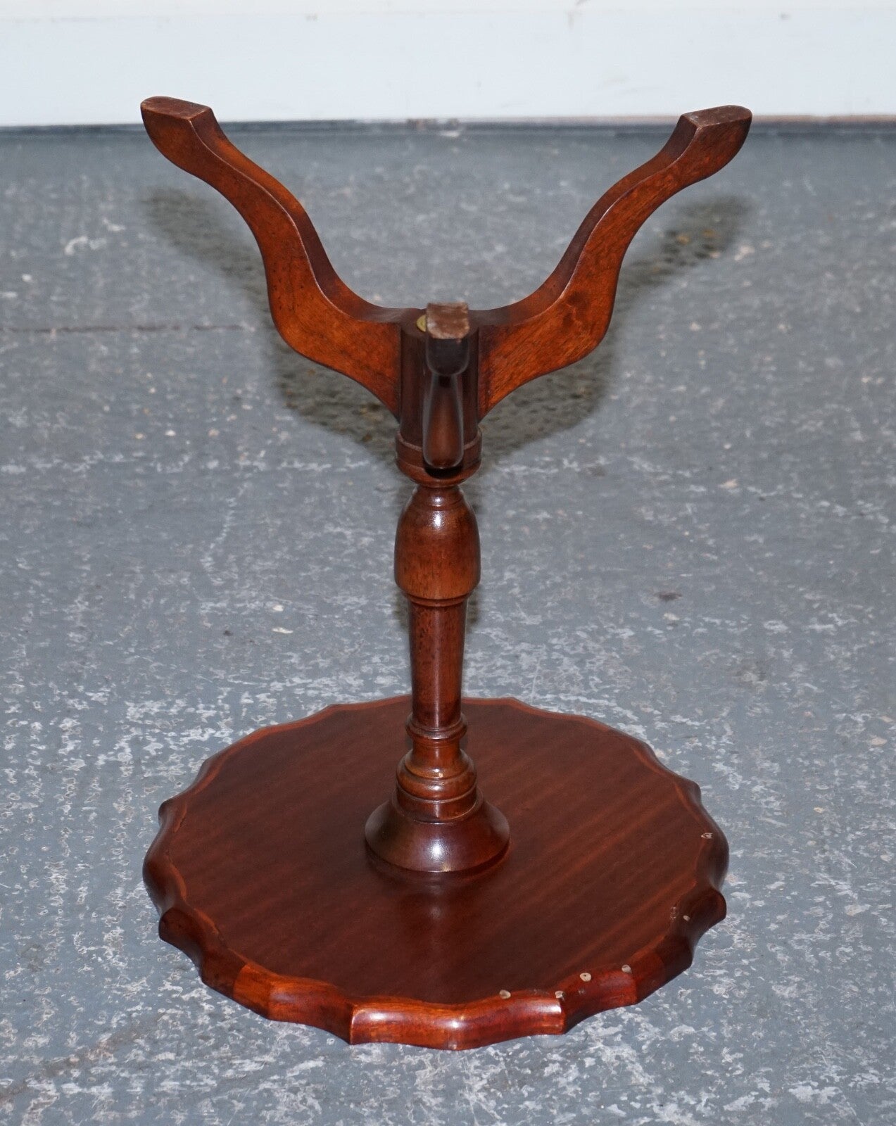 LOVELY VINTAGE WALNUT PIE CRUST LAMP WINE OCCASIONAL TABLE BY CHARLES BARR