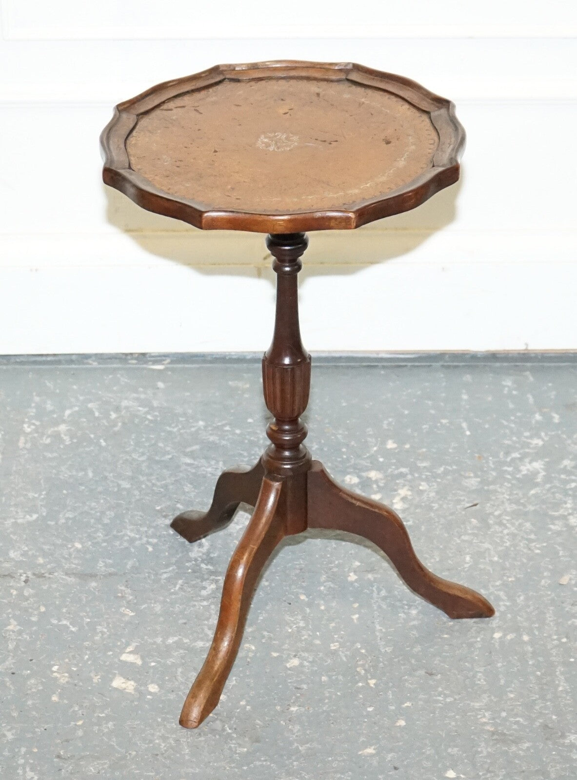 LOVELY VINTAGE BROWN GOLD LEATHER TOP PLANT WINE SIDE STAND ON TRIPOD FEET
