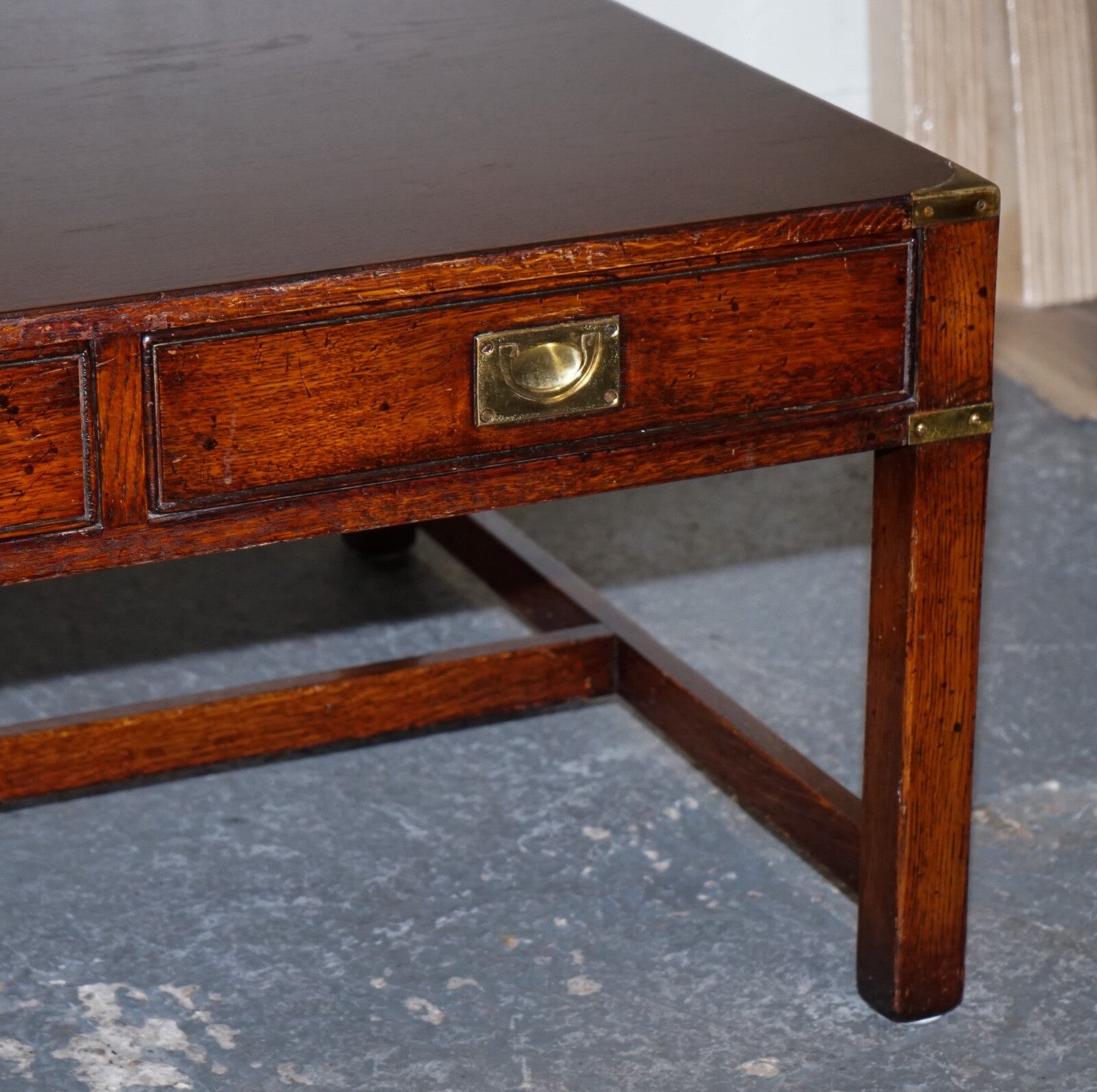 STUNNING MILITARY CAMPAIGN REH KENNEDY COFFEE TABLE WITH THREE DEEP DRAWERS